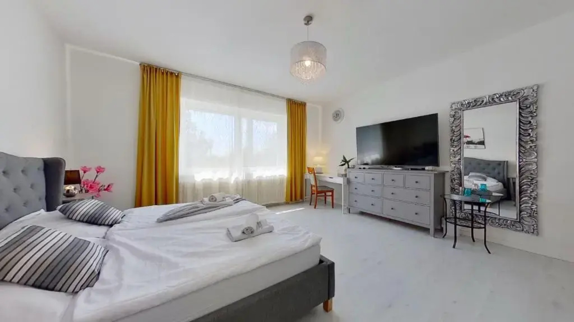 Ron De Mar #1 modern room