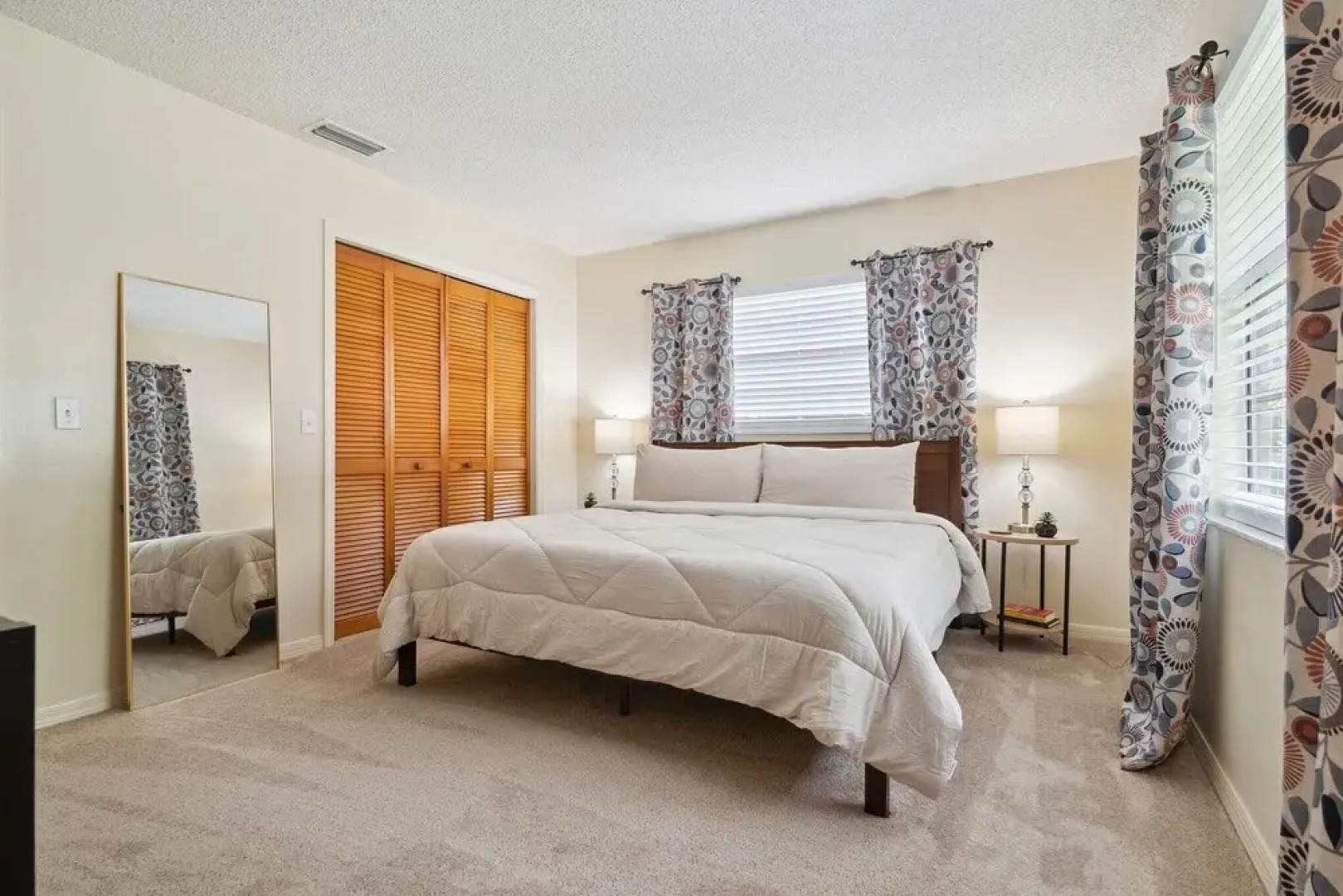 Sunny Retreat - Spacious Yard, Firepit, & Grill 3 Bedroom Home by Redawning