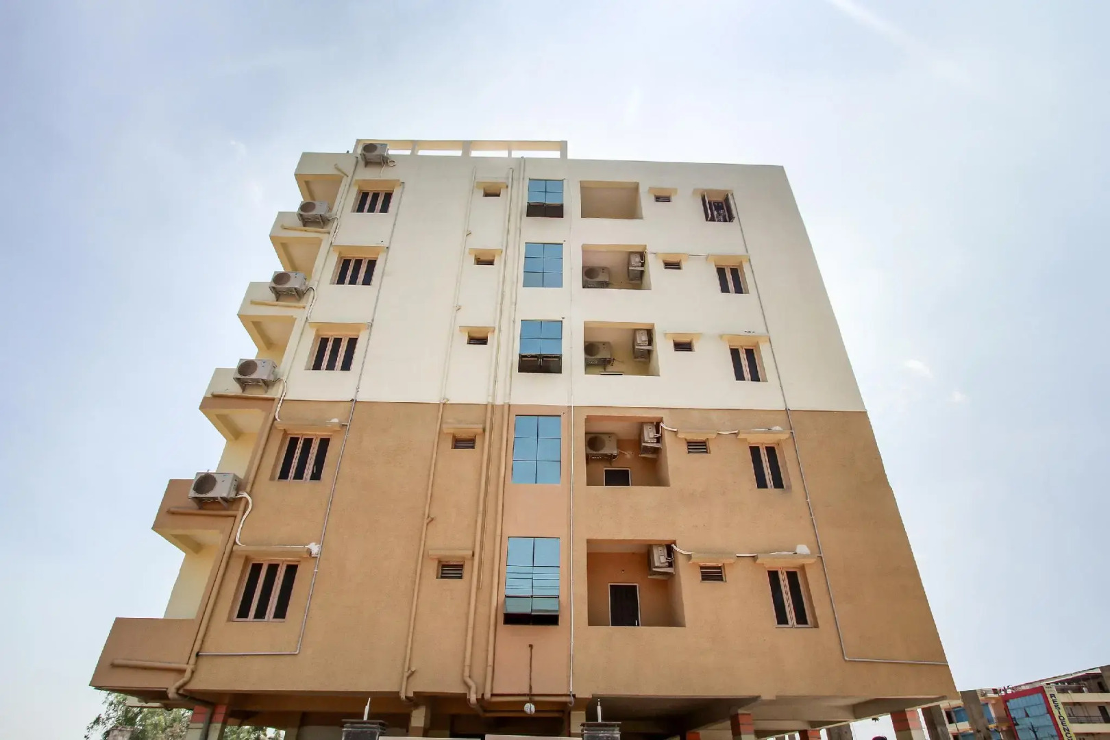 Capital O 71335 Pando Elite