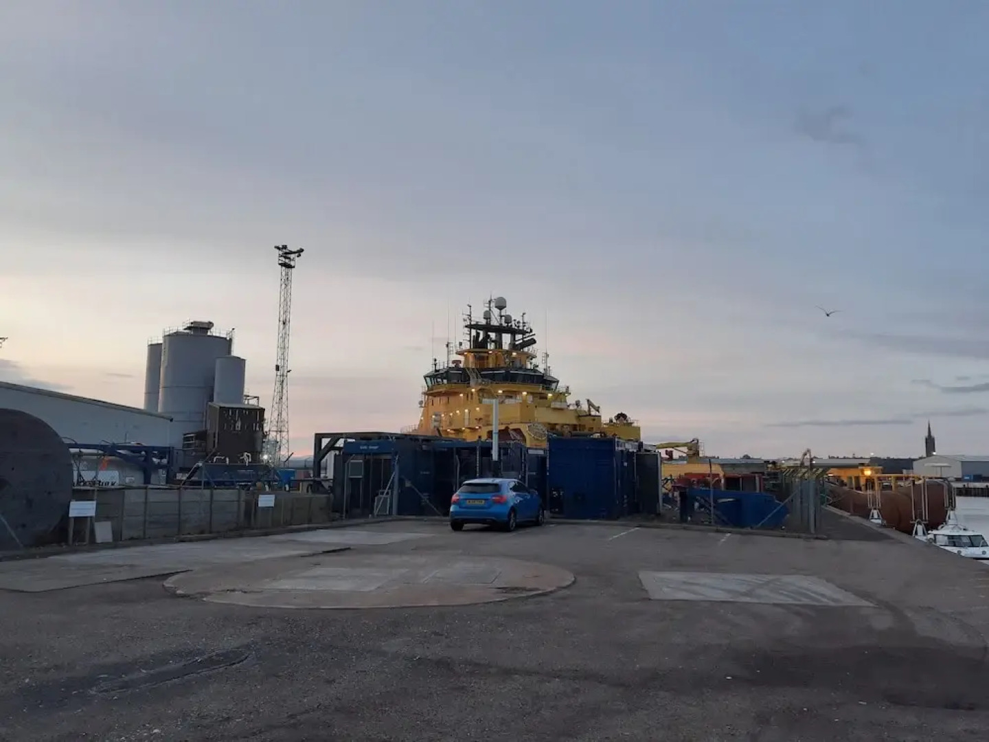 2 Bed Apartment 2 Mins Walk Away From the Beach!