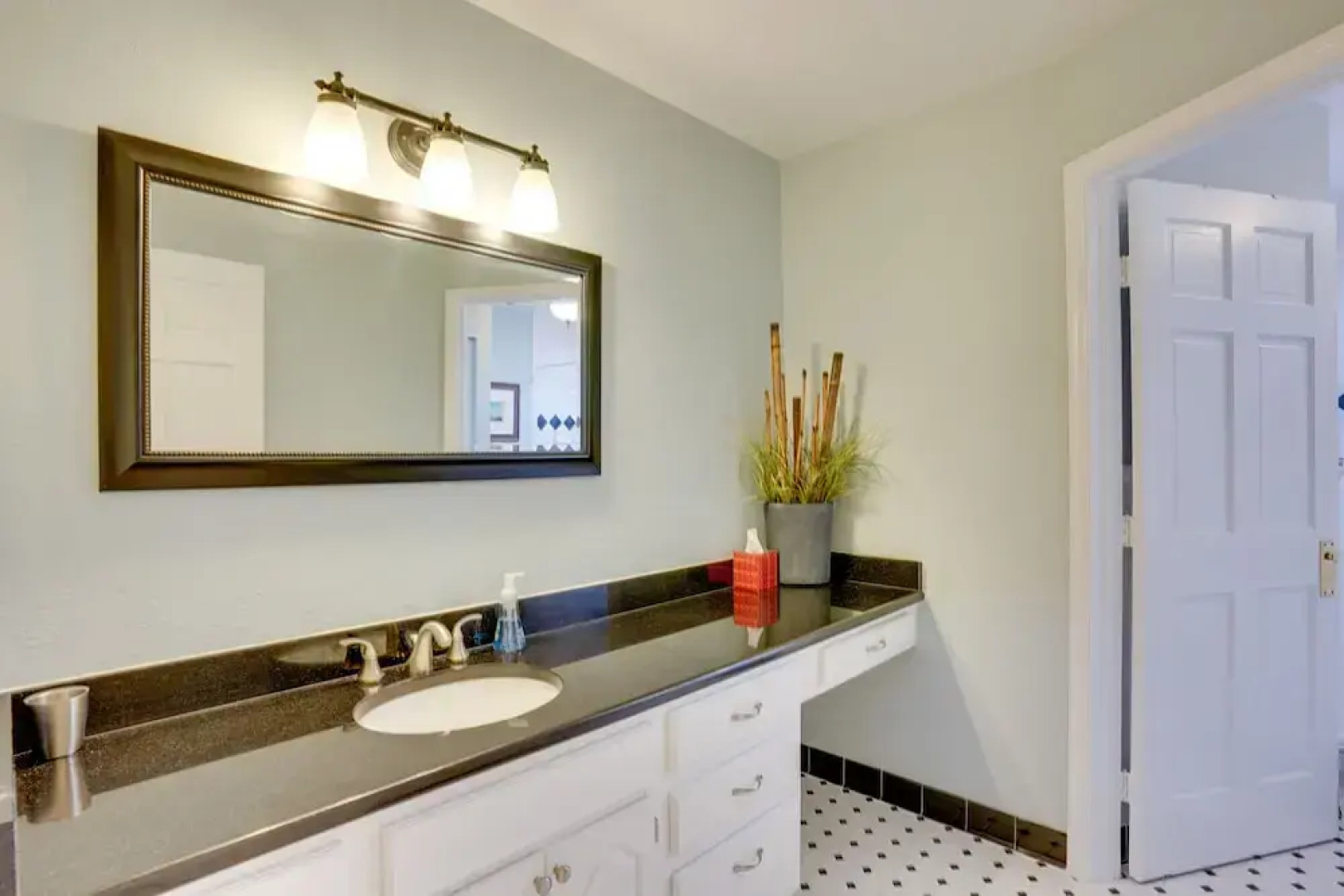 Lakefront Winter Haven Retreat: Hot Tub & Patio!