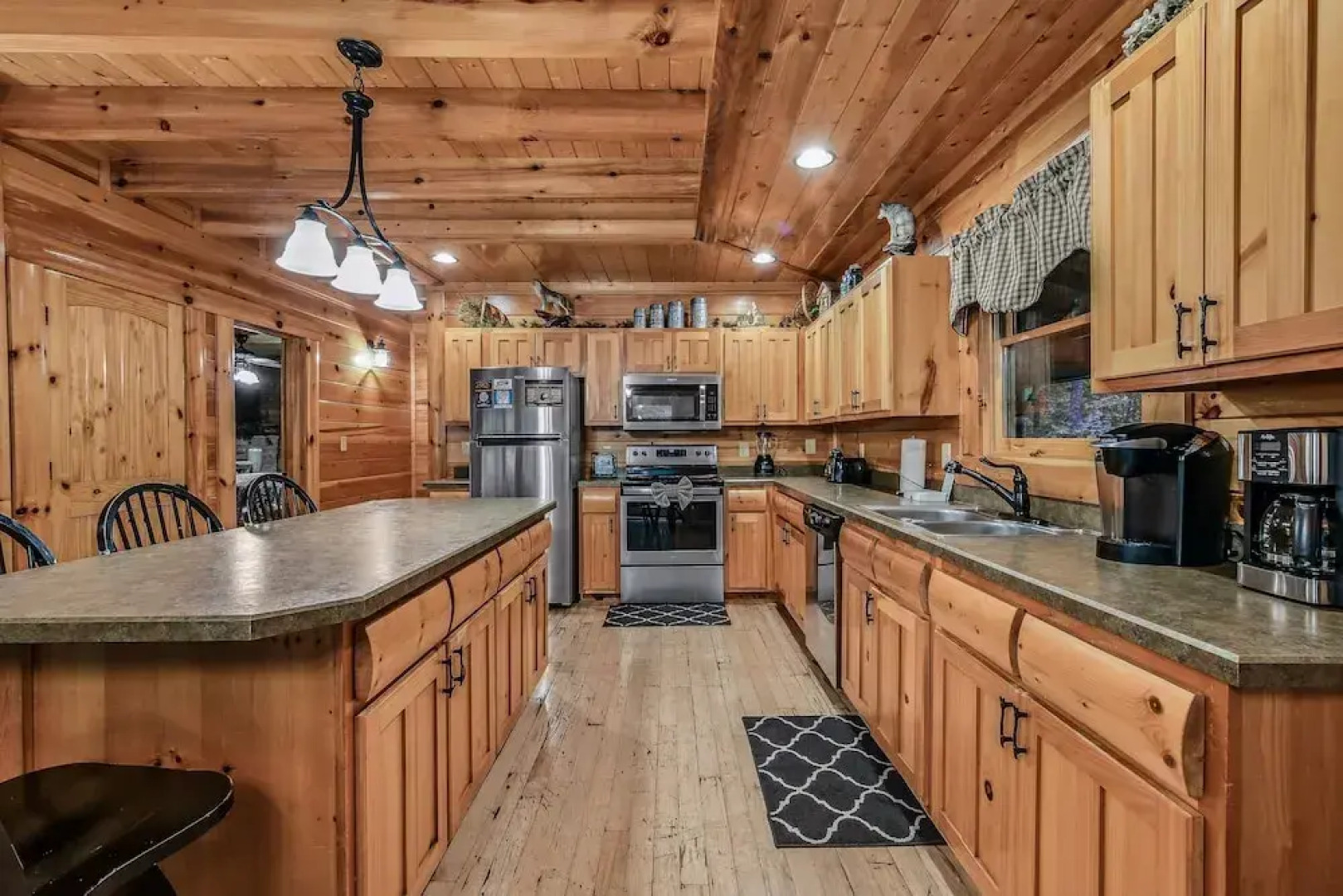 A Mountain Spirit 3 Bedroom Cabin by RedAwning