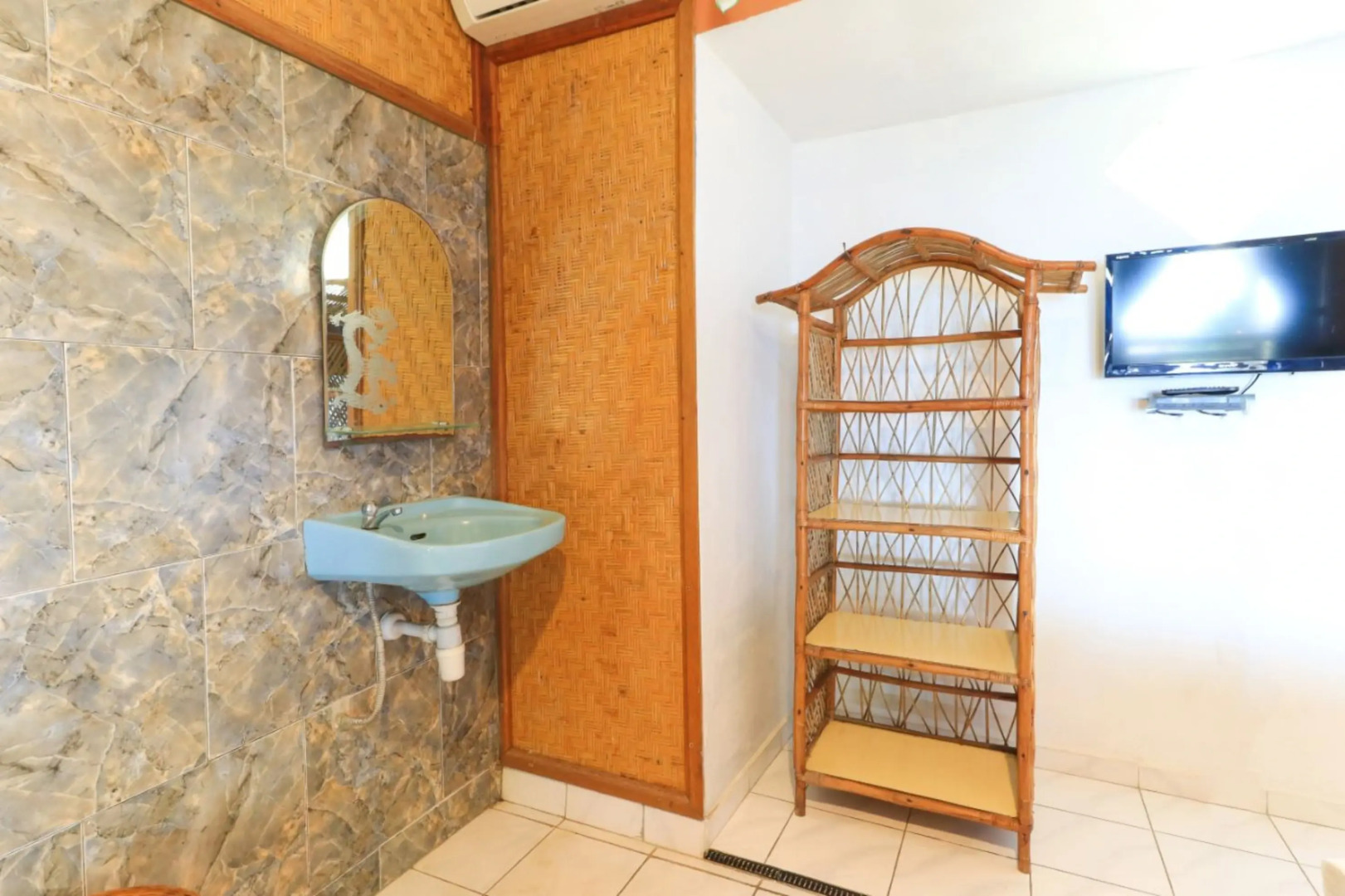 Hotel Tara Bar & Resto Air Sanih by ZUZU