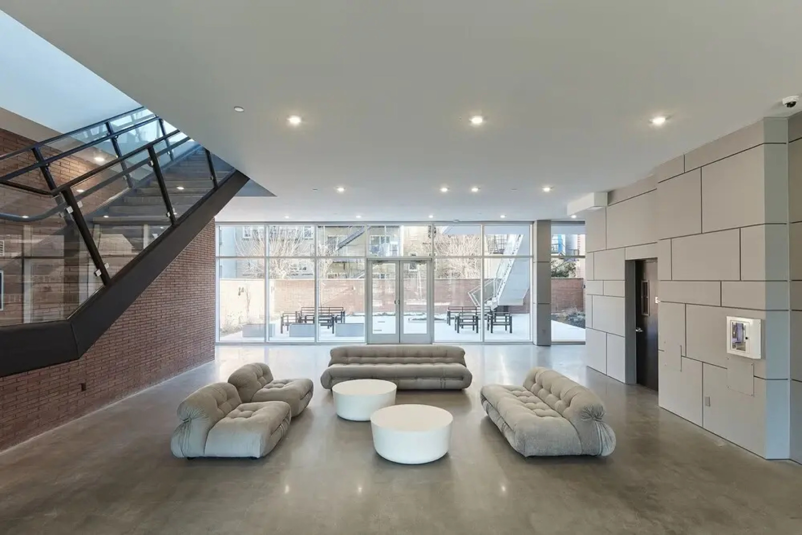 Modern 3 BR Loft -shared Deck - gym - Mins to NYC