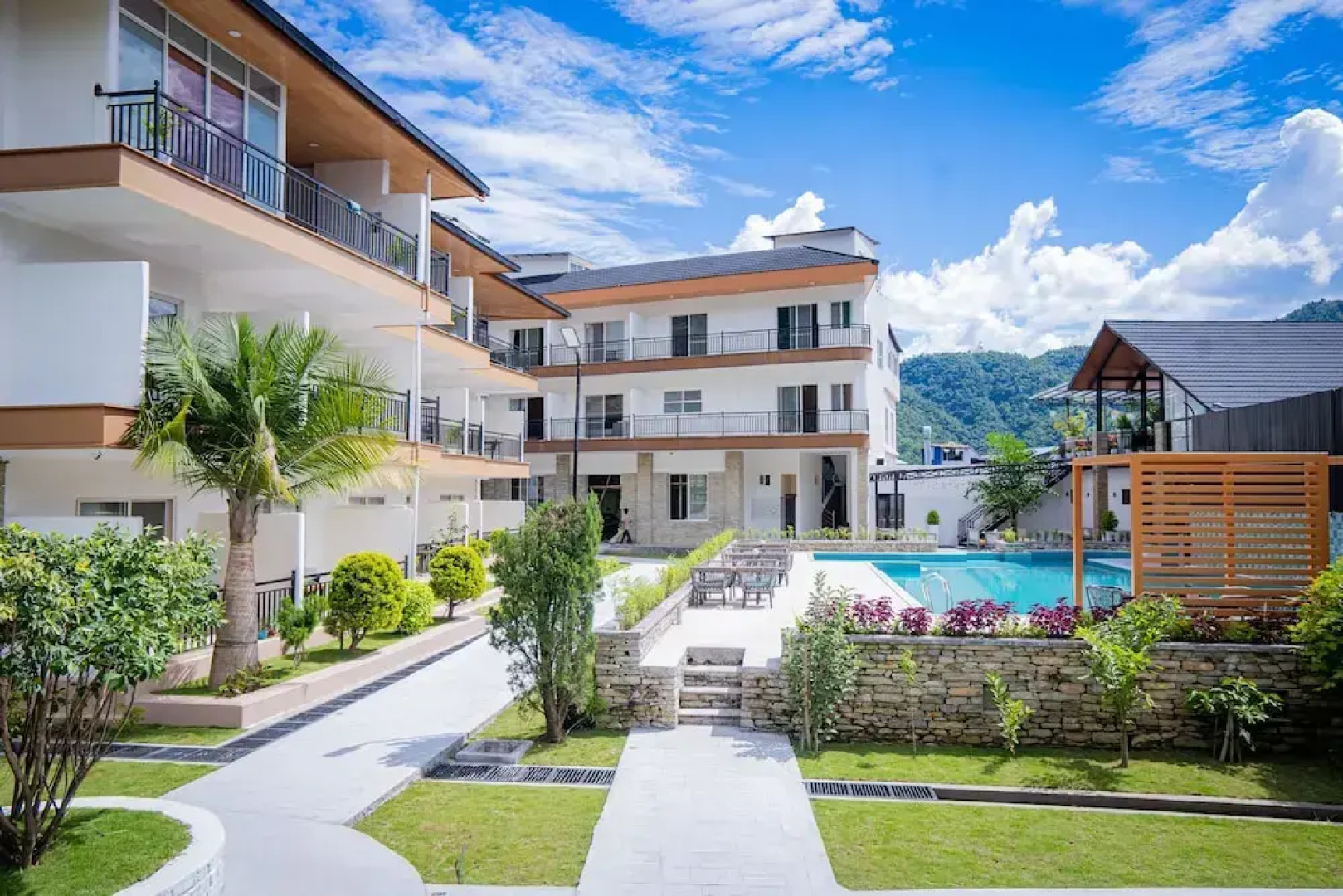 Majestic Lake Front Hotel & Suites