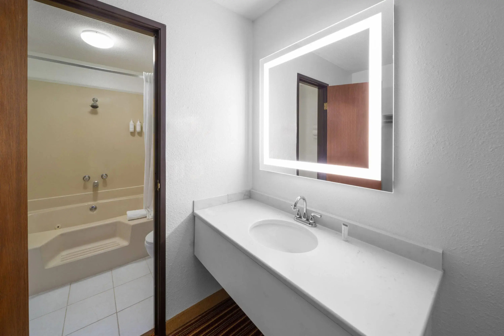 Super 8 by Wyndham Rock Port MO