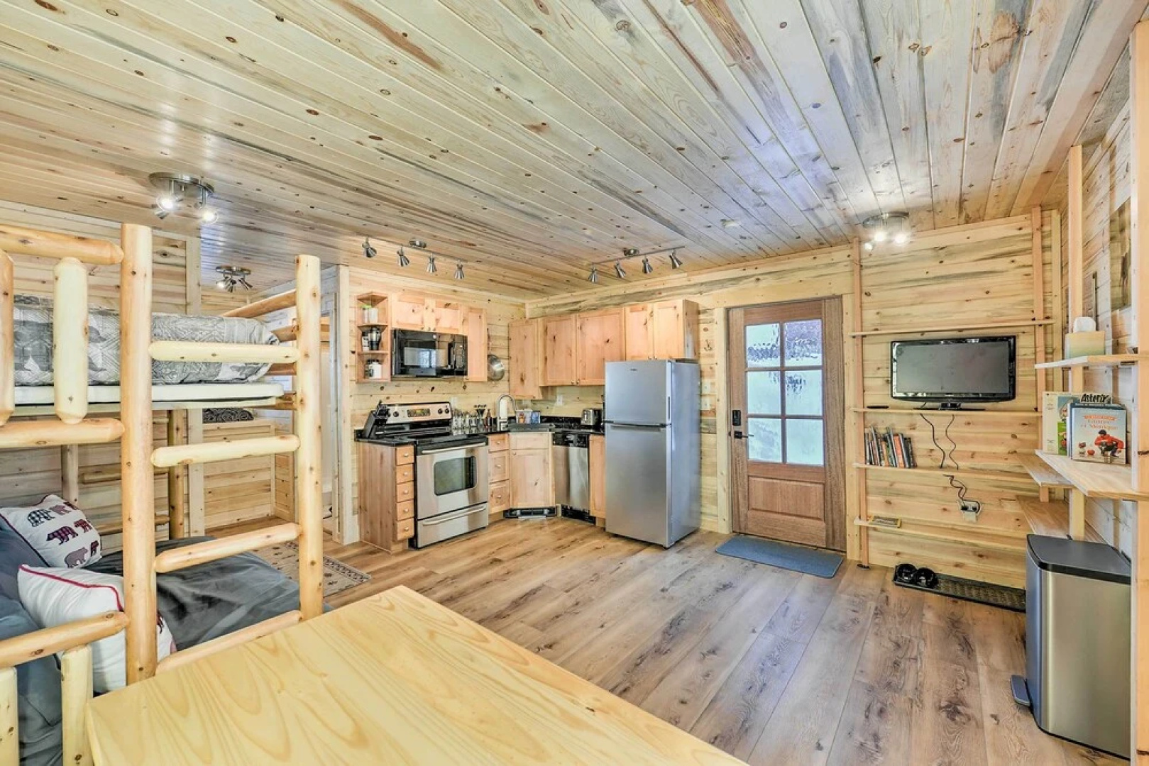 Cozy Island Park Cabin, 20 Mi to Yellowstone!