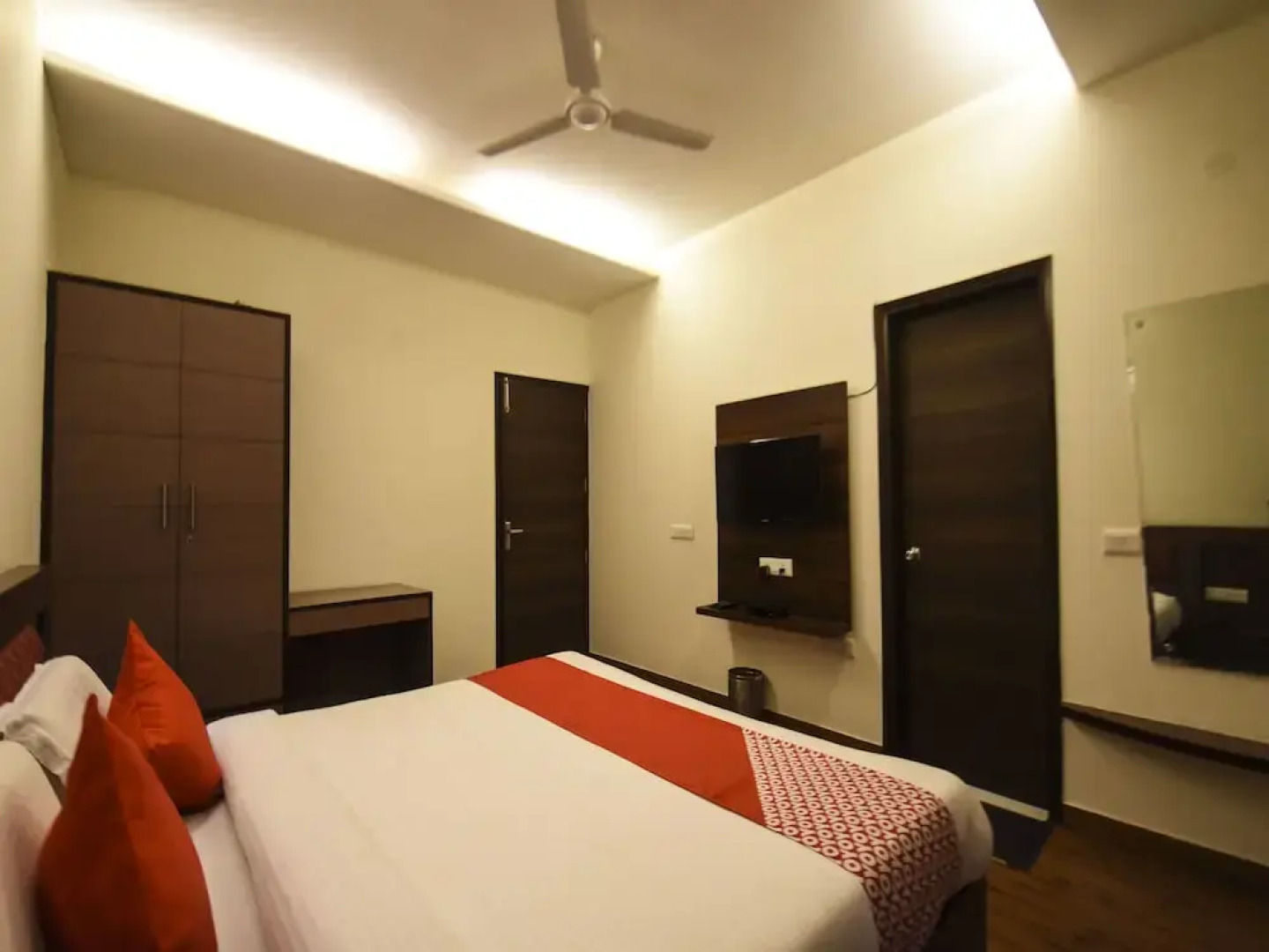 OYO 15946 Hotel Barog Villa