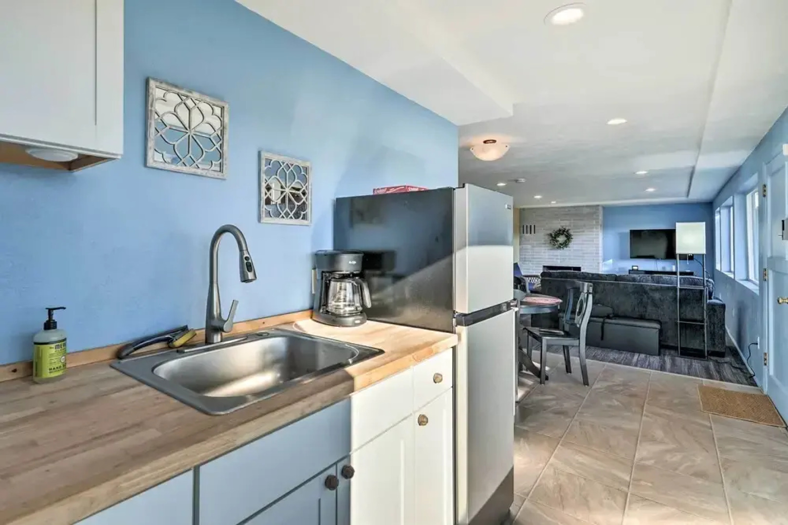 Lakefront Lynwood Home w/ Deck - 19 Mi to Seattle!