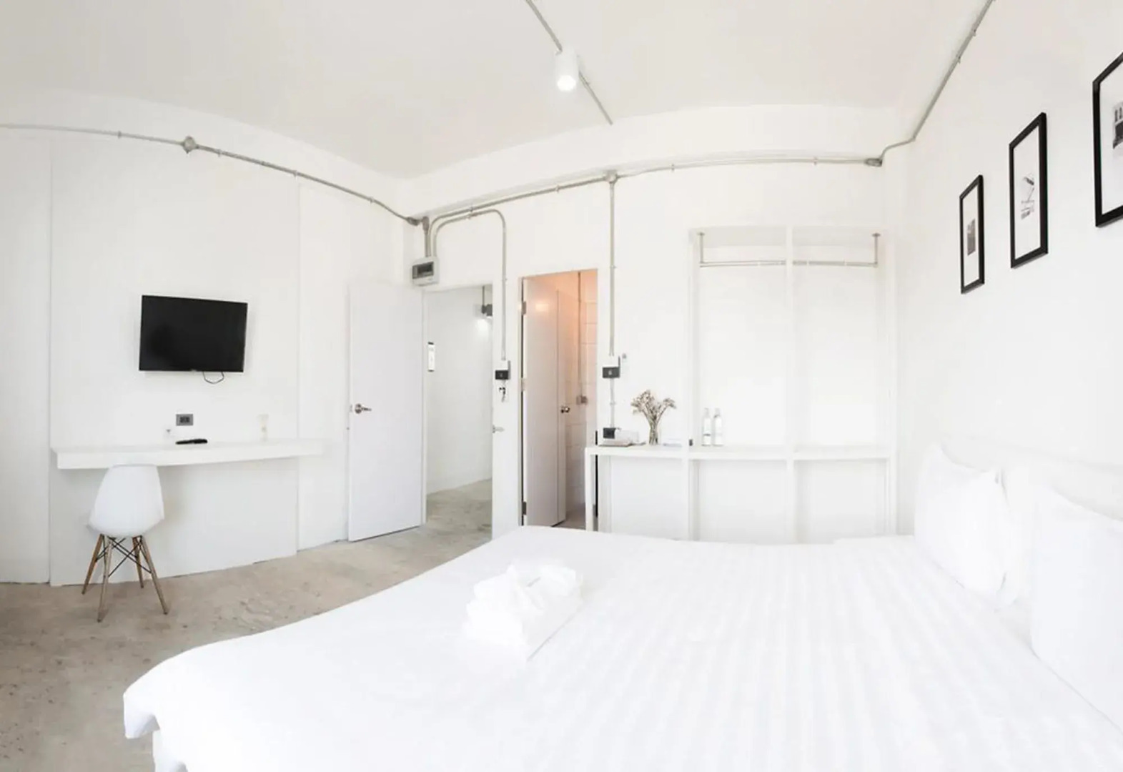 Flat White Cafe x Poshtel