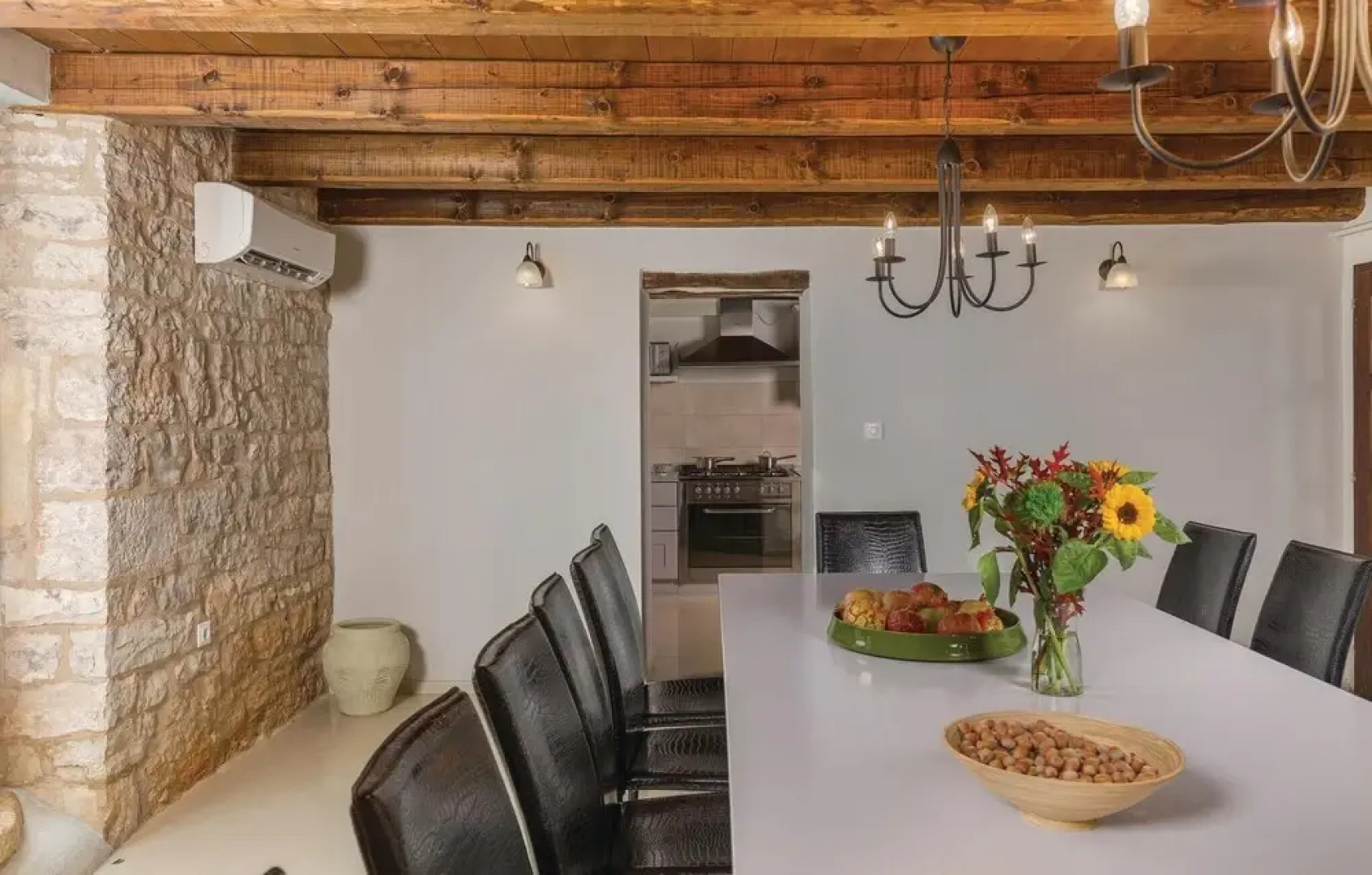 Beautiful Home in Kanfanar With Jacuzzi, Wifi and 7 Bedrooms