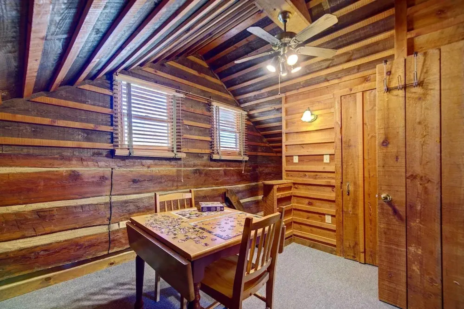 Cozy Log Cabin: 6 Mi to Great Smoky Mtns NP!