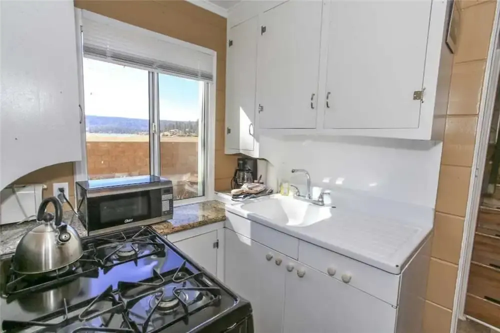 Lakeside Cabin 9
