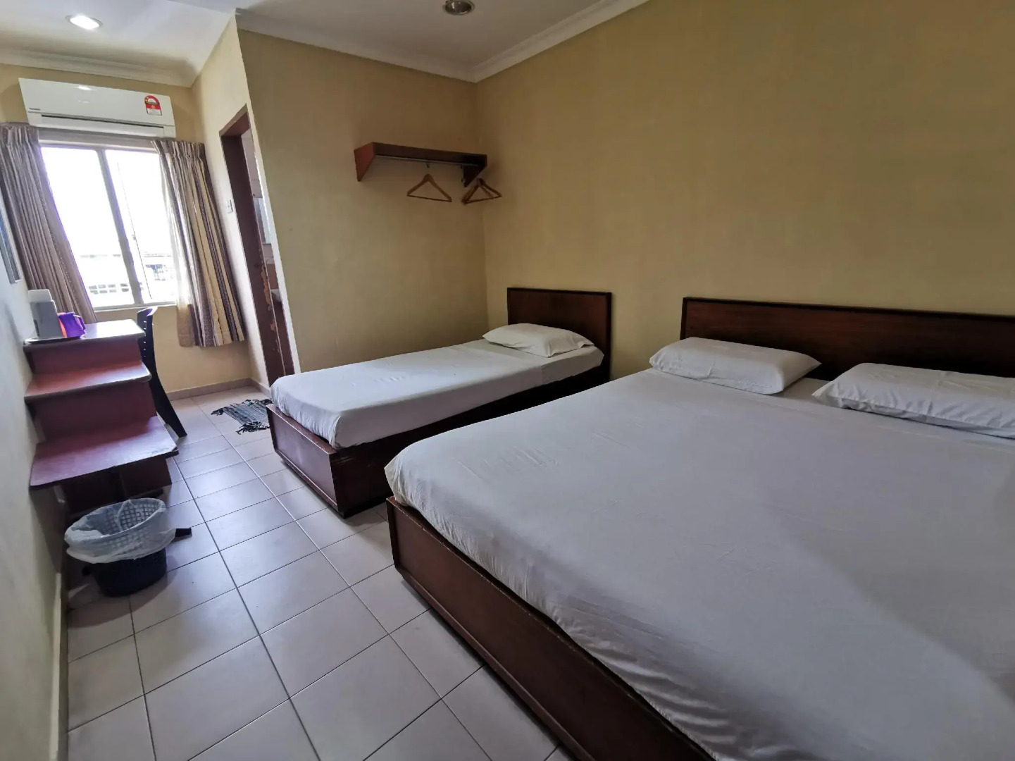 OYO 89817 Hotel Sura