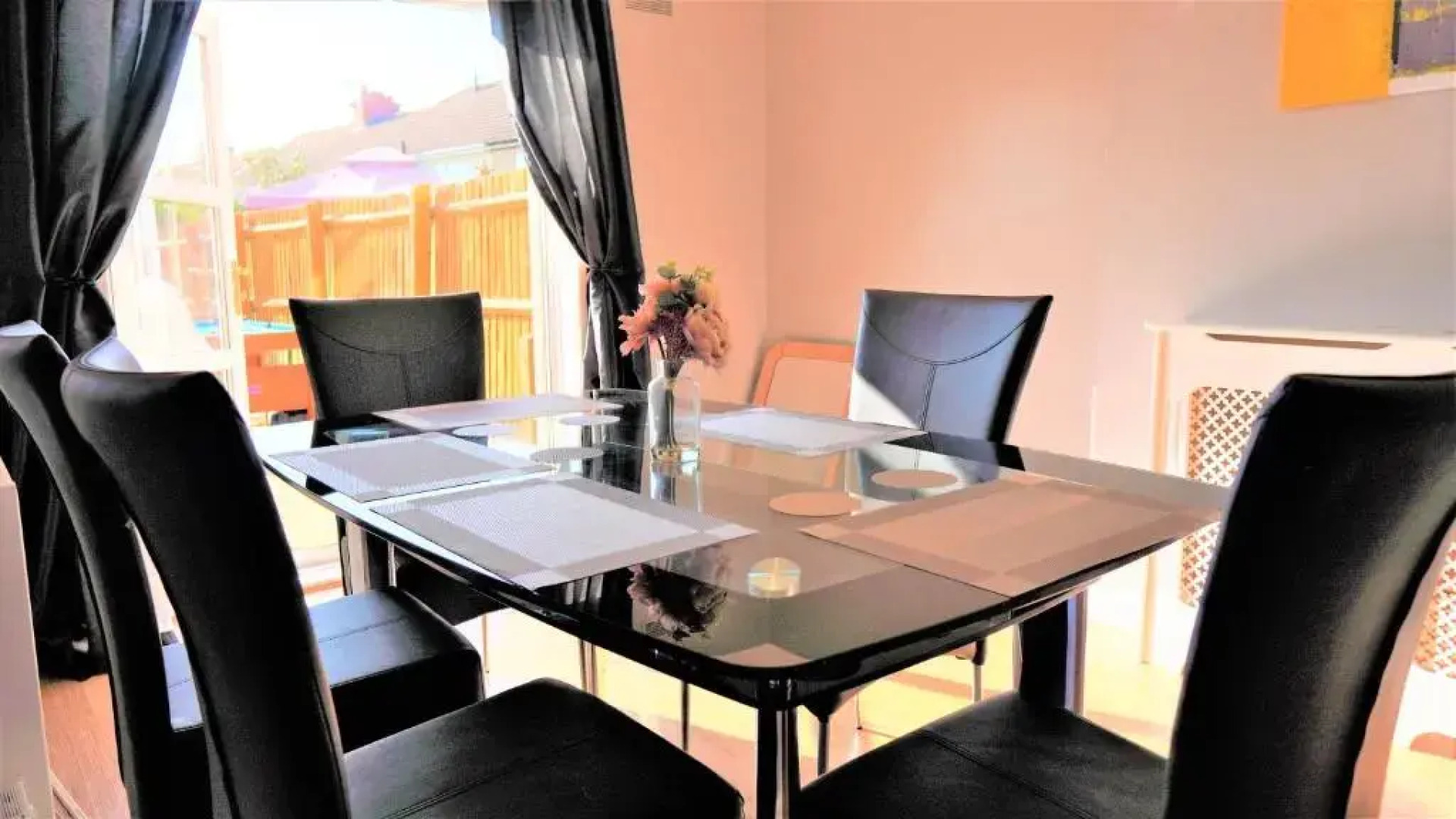 Spacious 3 bed house, great for FAMILIES and CONTRACTORS, sleeps 5 plus FREE Parking - Triumph Serviced Accommodation Wolverhampton