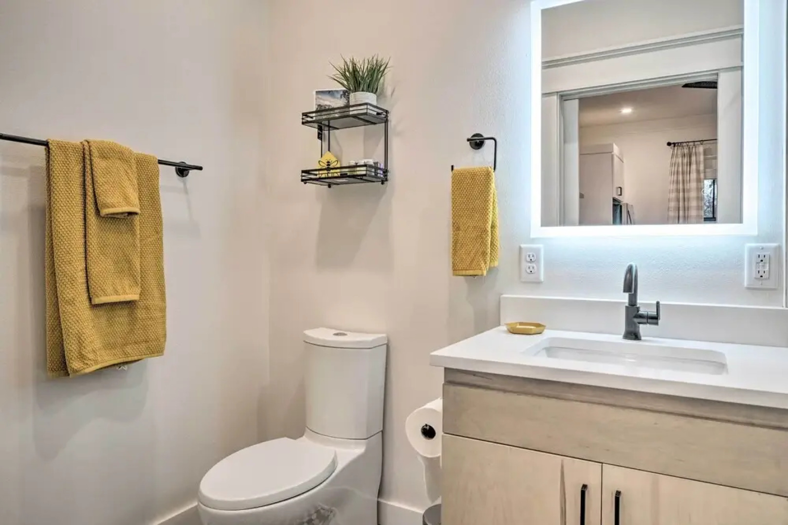 Airy Bentonville Studio < 1 Mile to City Square!