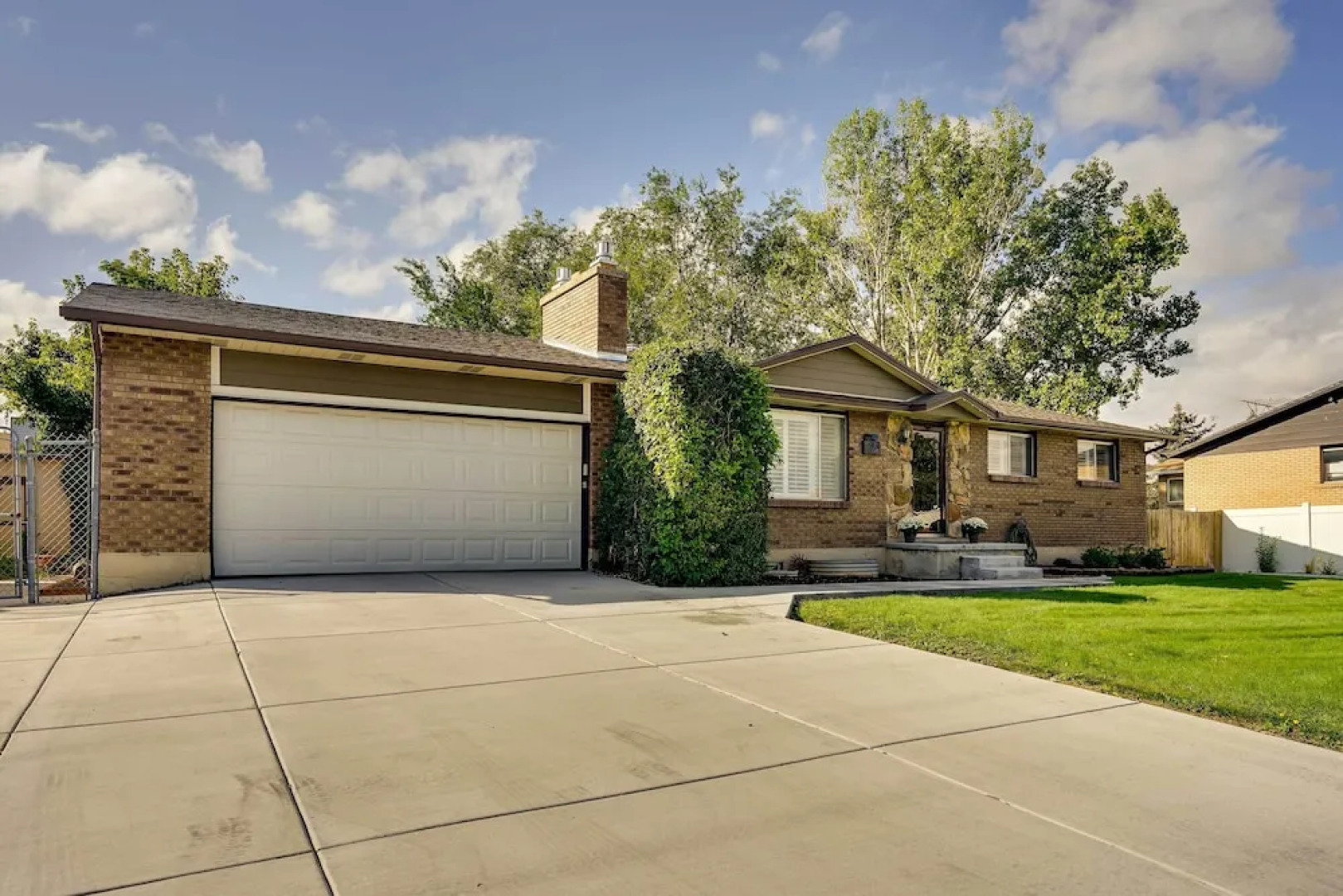 Updated Ranch Apartment w/ Deck - 9 Mi to Downtown