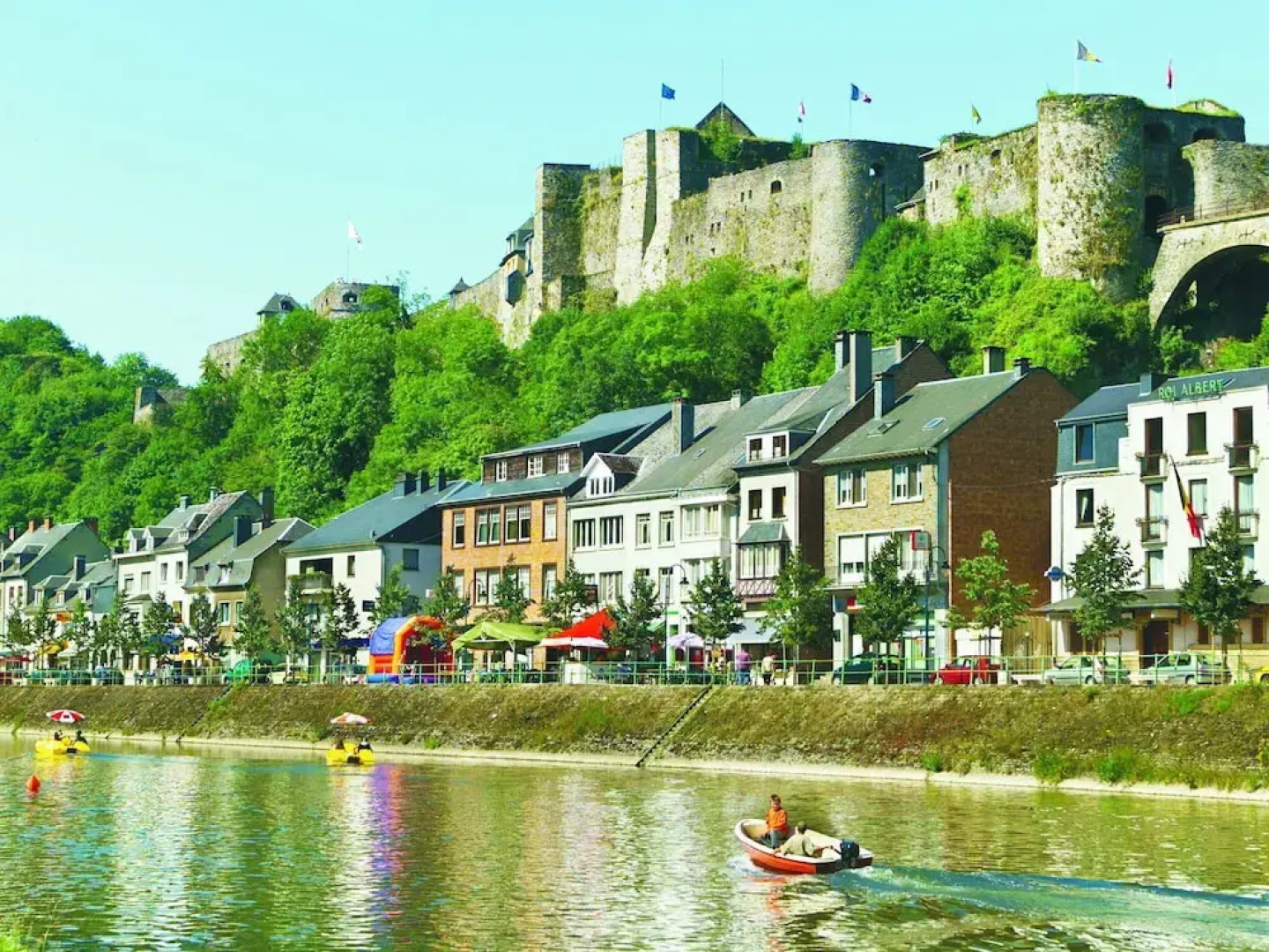 Calm Holiday Home with Garden in Bièvre