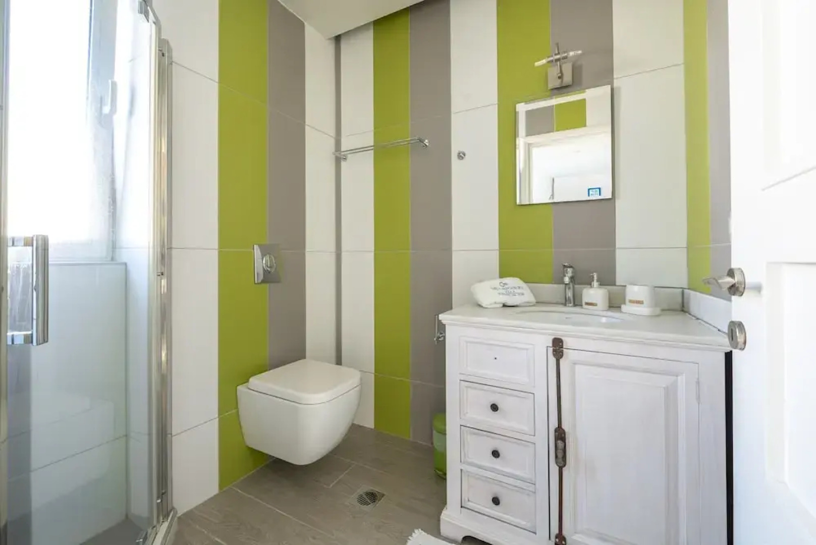 Seabreeze Villa - with Jacuzzi & heated pool