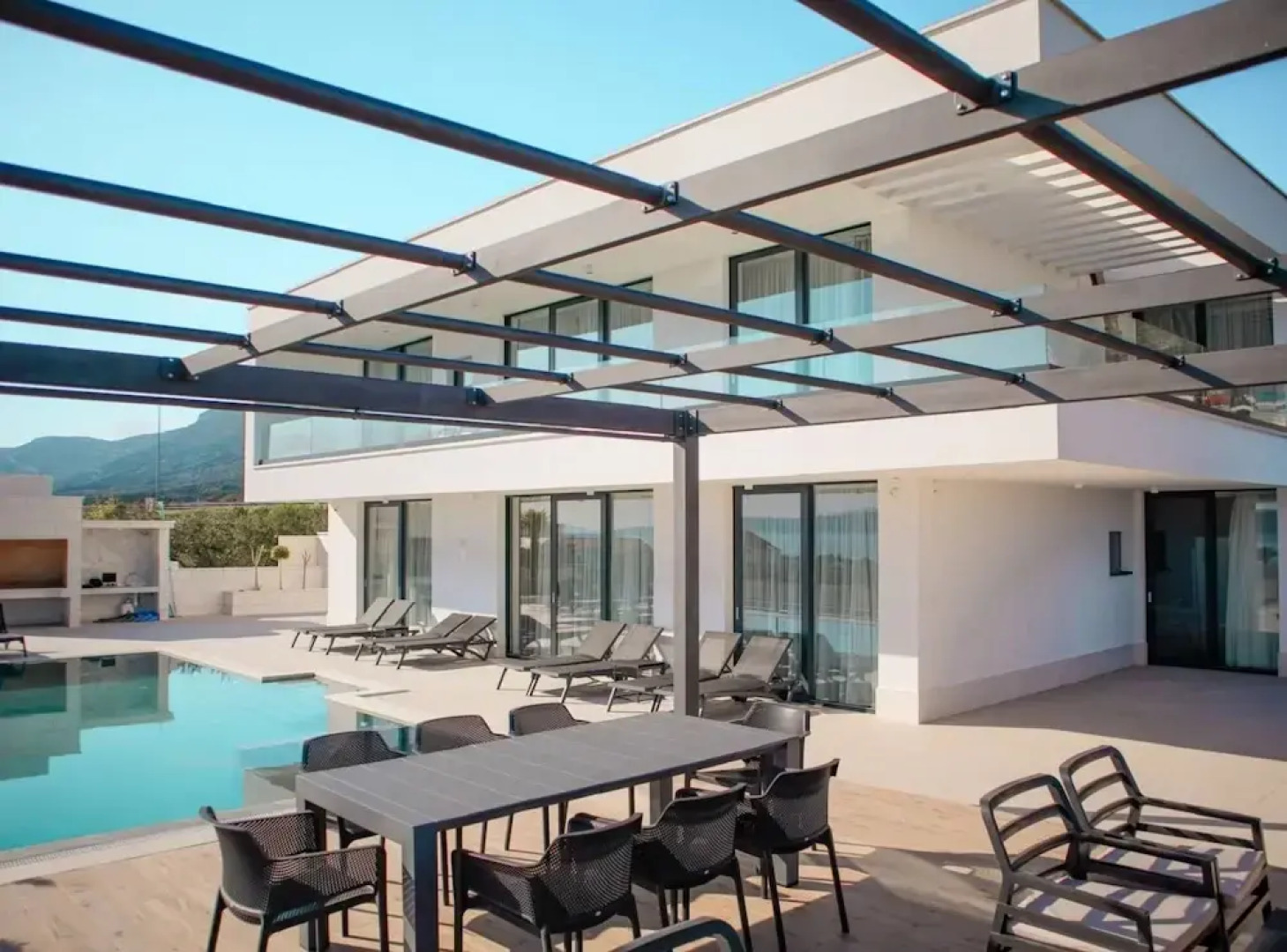 Sunset Serenity Villa With Pool, Gym and Sauna