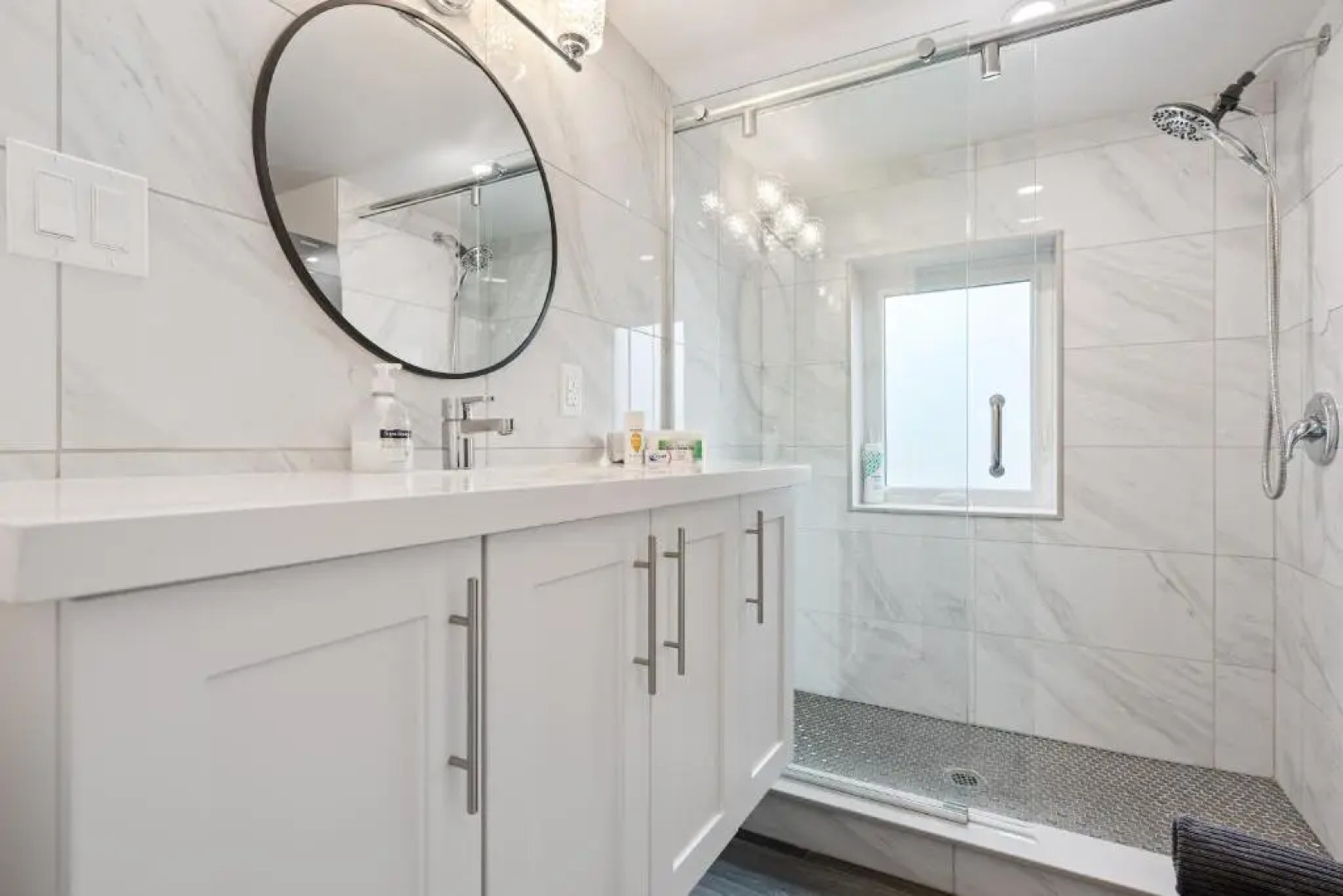 Lake Erie luxurious 2 BDR Condo with Beach access