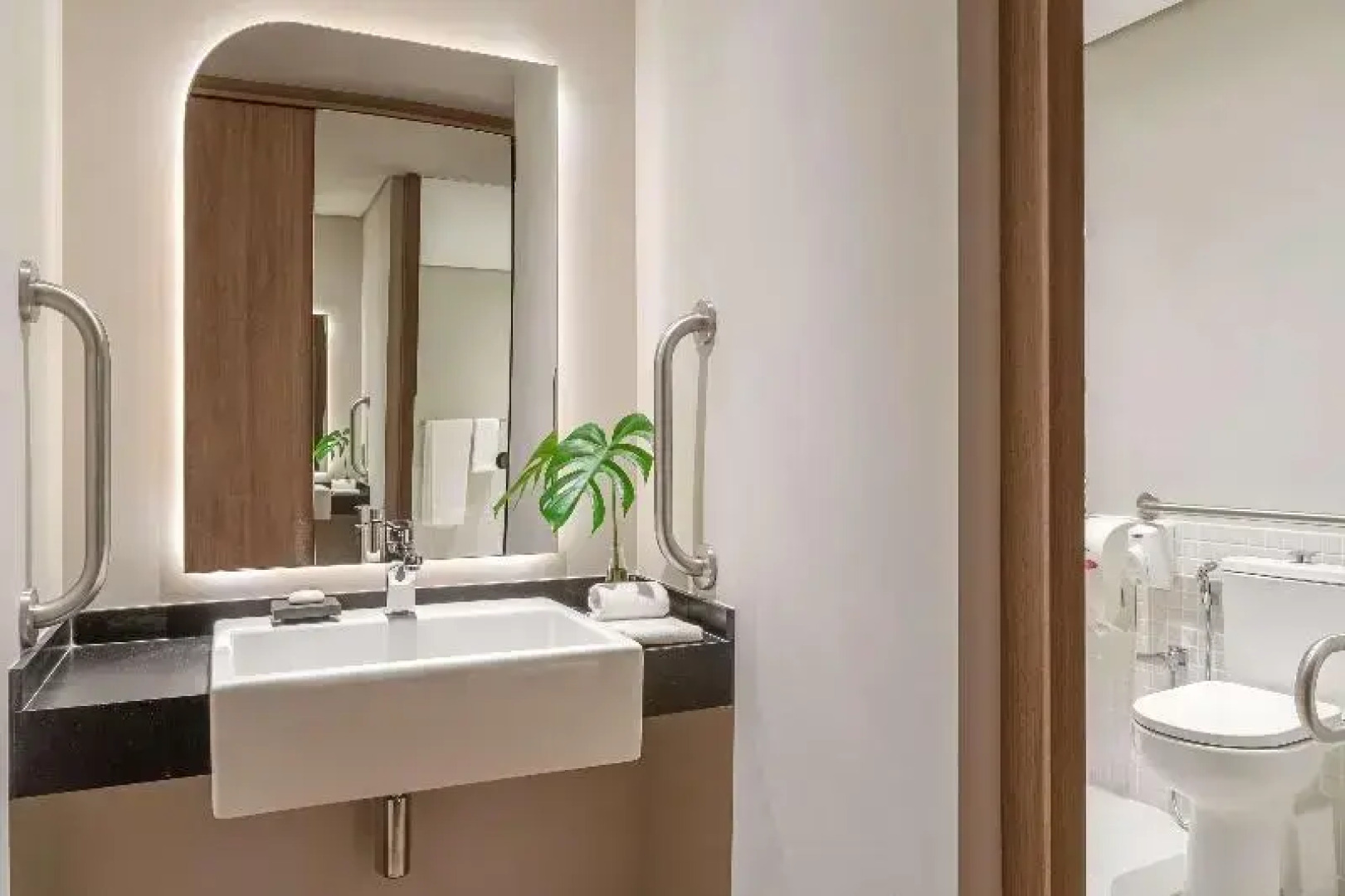 Almenat Embu das Artes Sao Paulo, Tapestry Collect