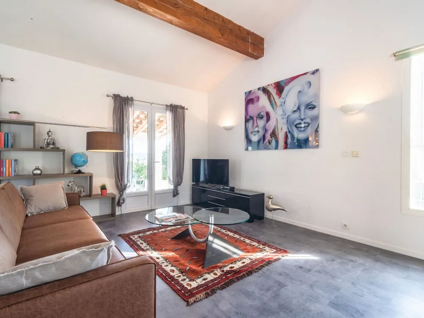 Lavish Villa in Pouzols-Minervois with Jacuzzi