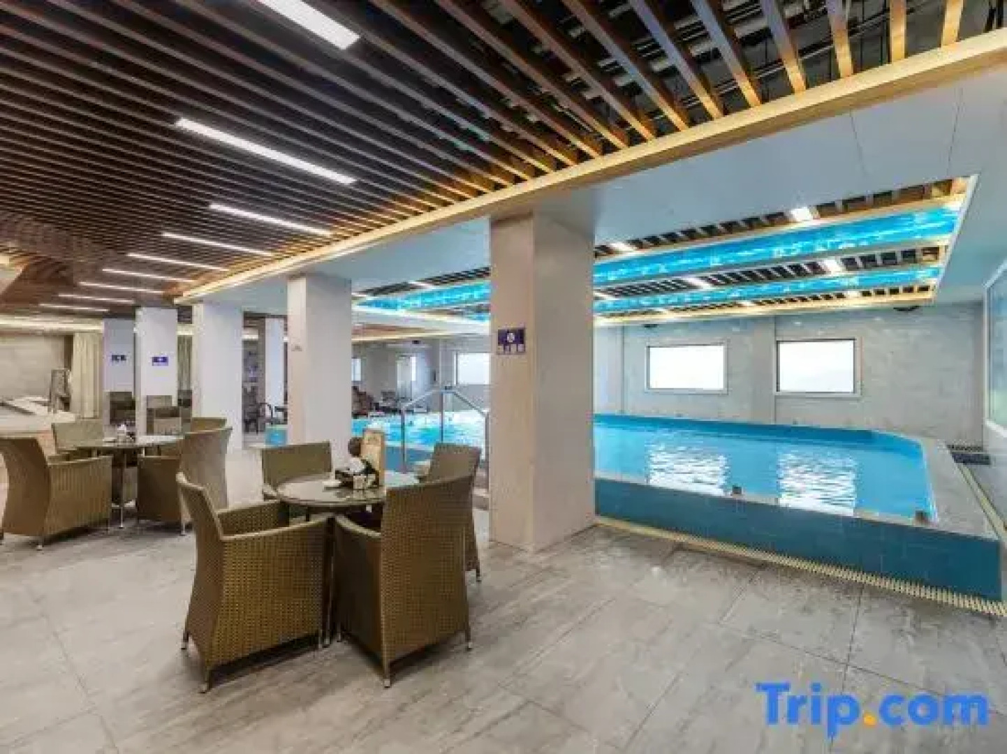 Ruixiang Hotel (Wuchuan New World Plaza Branch)