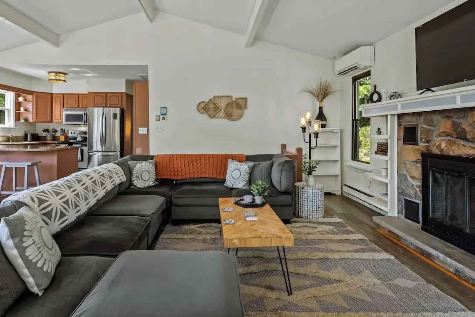 Lake It Right by Avantstay Lakefront w/ Dock, Hot Tub, Fire Pit & Game Room