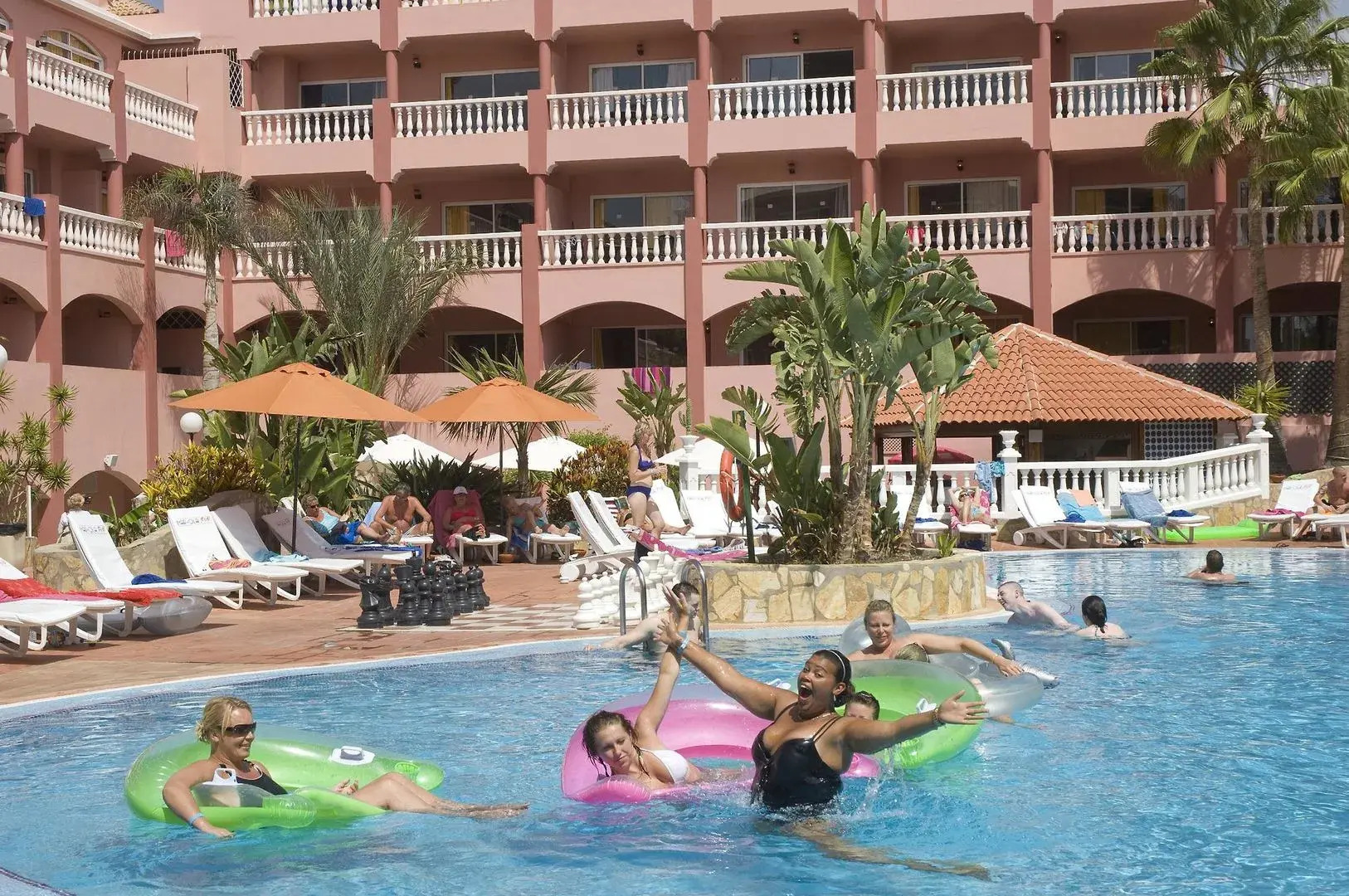 Apartamentos Marola Park