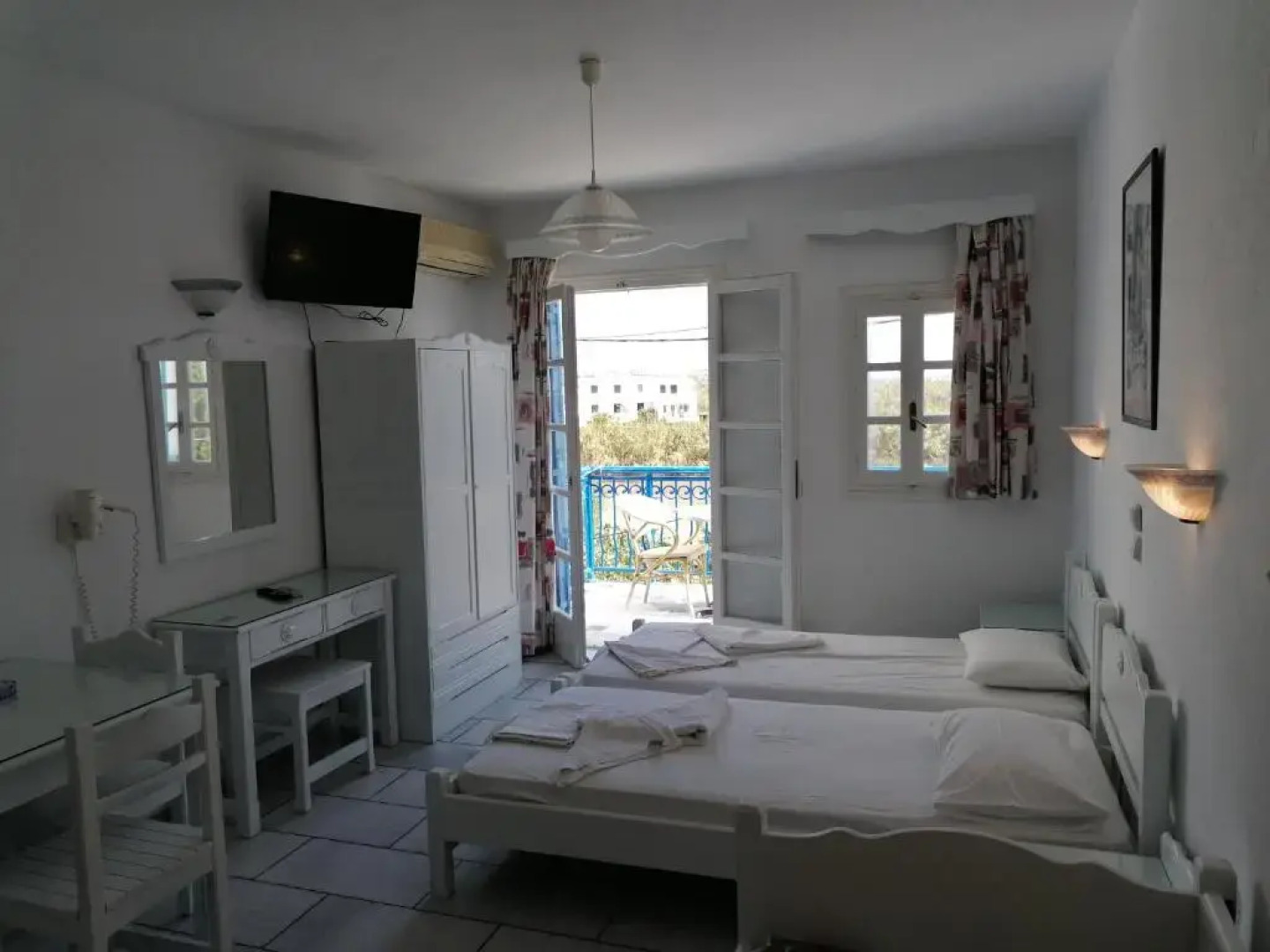 Flora Apartments & Studios