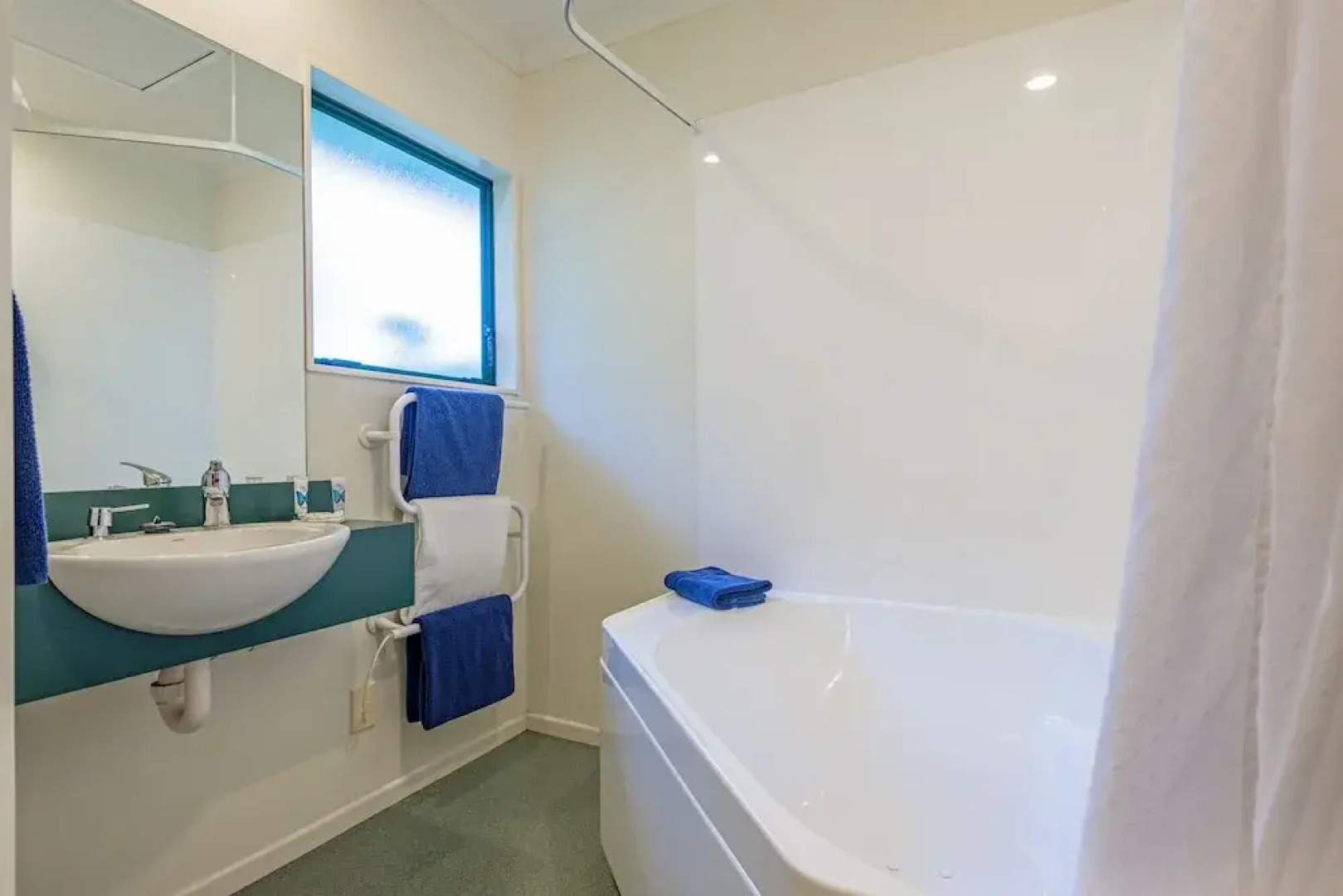 Camelot Motor Lodge 2004