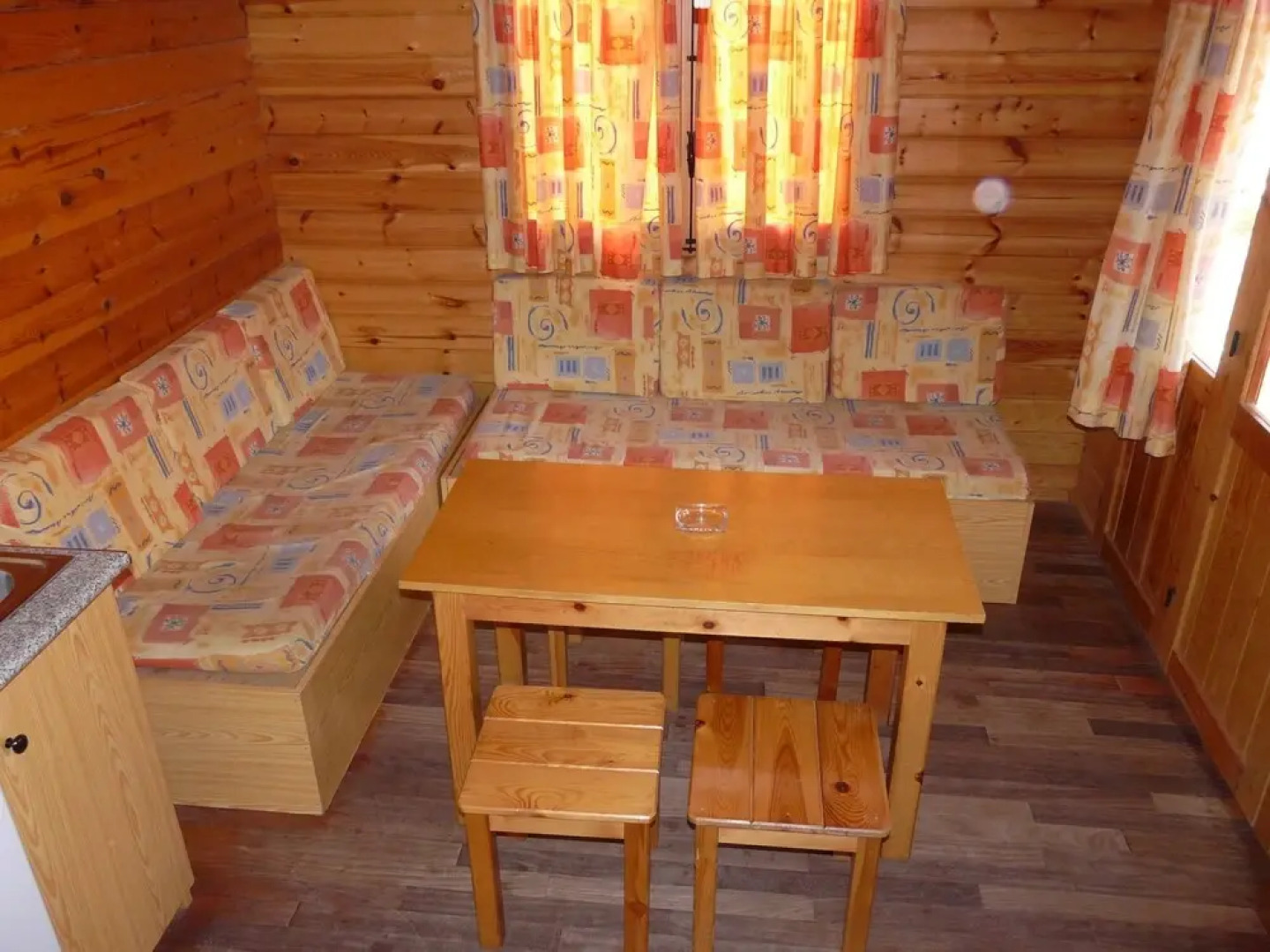 Attractive bungalow with a covered terrace, 1 km. from beach