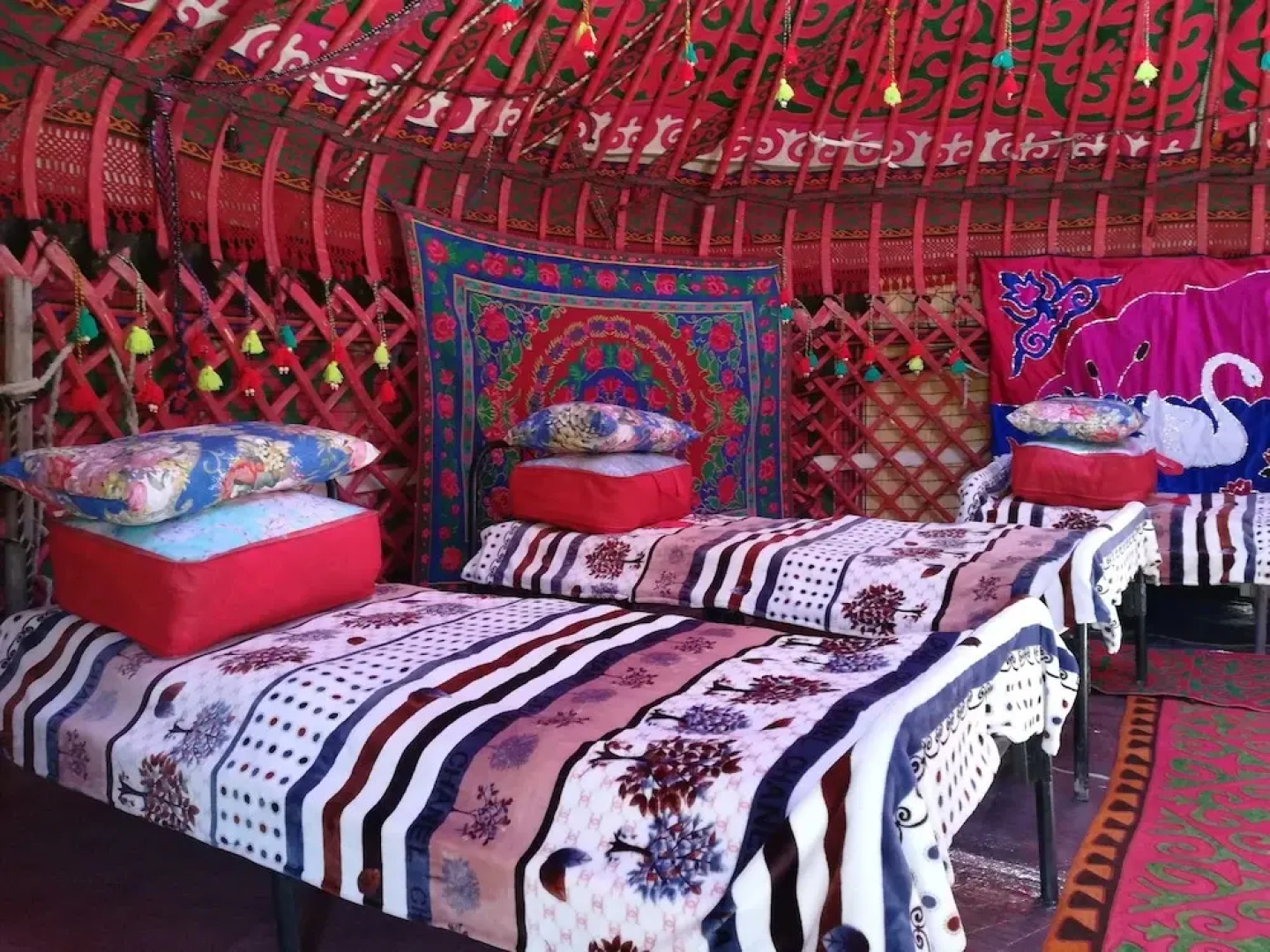 Юртовый лагерь Azamat на озере Сонкёль