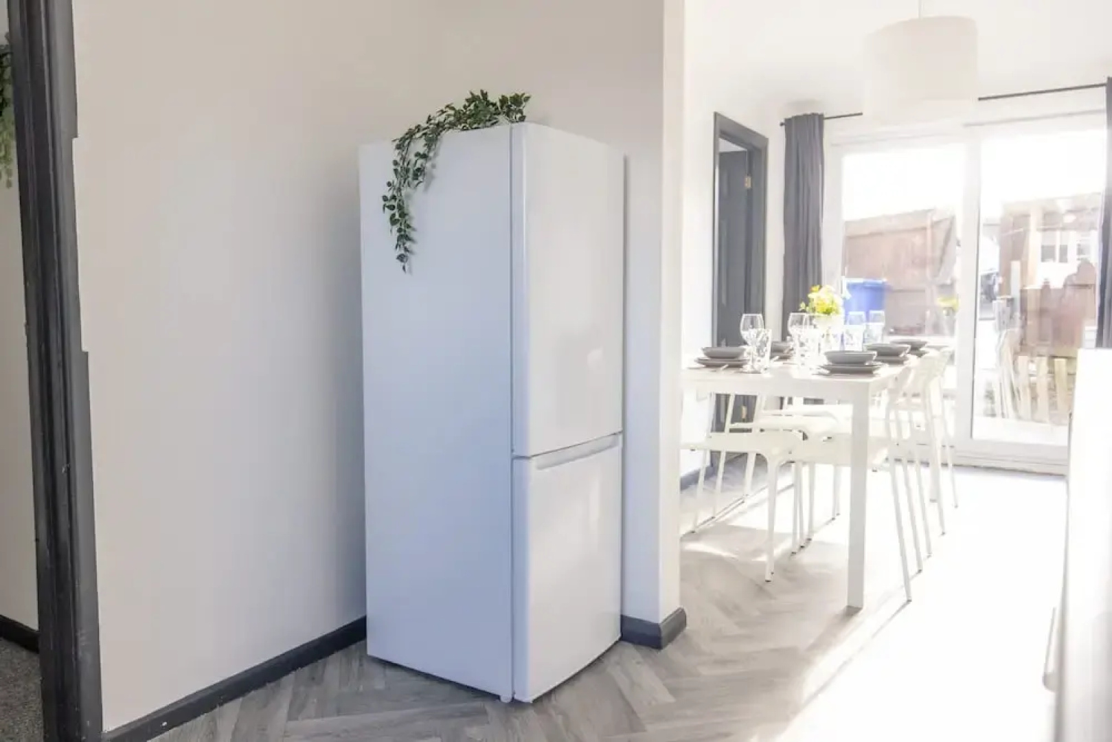 Modern 3 Bed House-free Parking