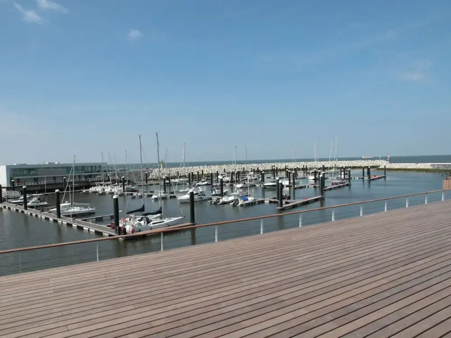 New and luxurious villa, a 5-minute walk from beach and dunes.