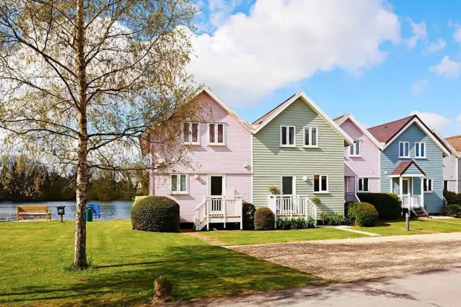 Stylish family-friendly lakeside retreat in the Cotswold Water Park