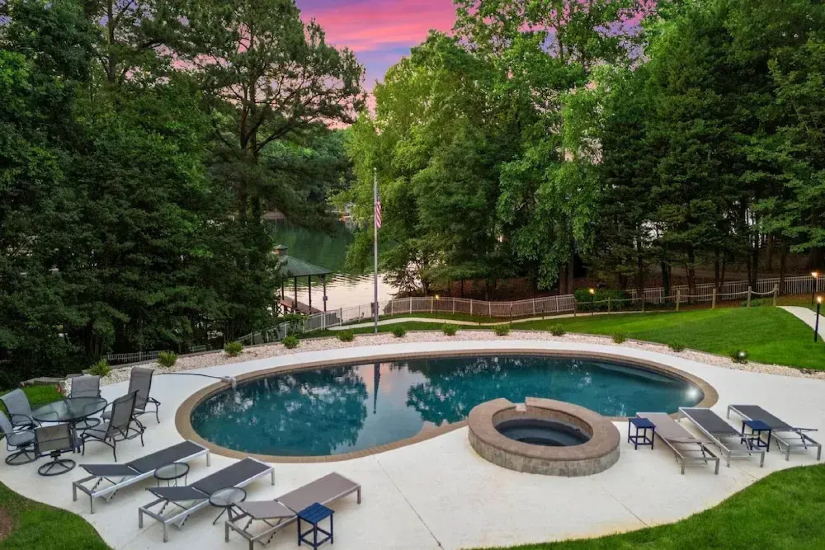 Shoreway Cove by Avantstay Waterfront Pool Dock