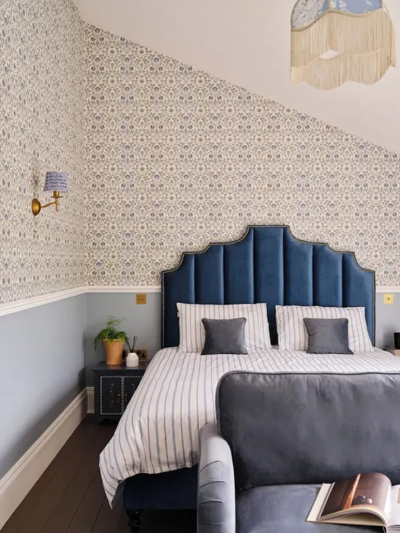 Thames Mansion - River View