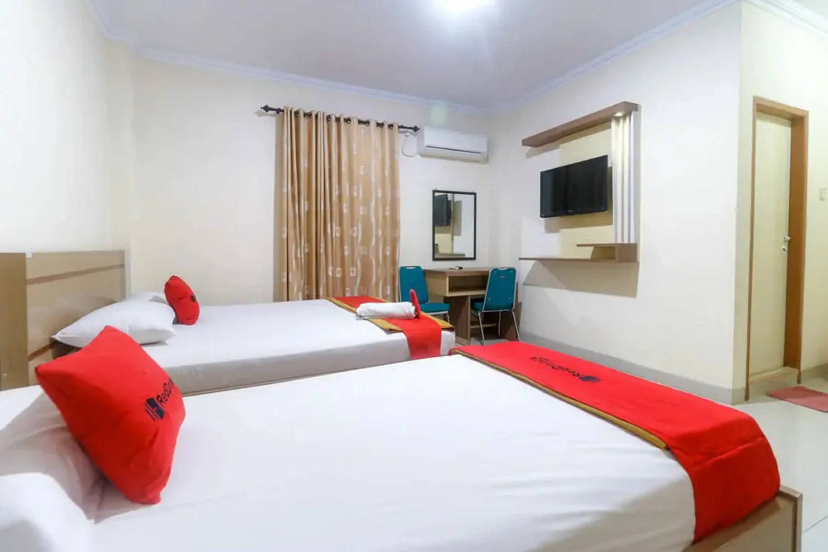 RedDoorz Plus near WTC Batanghari Mall