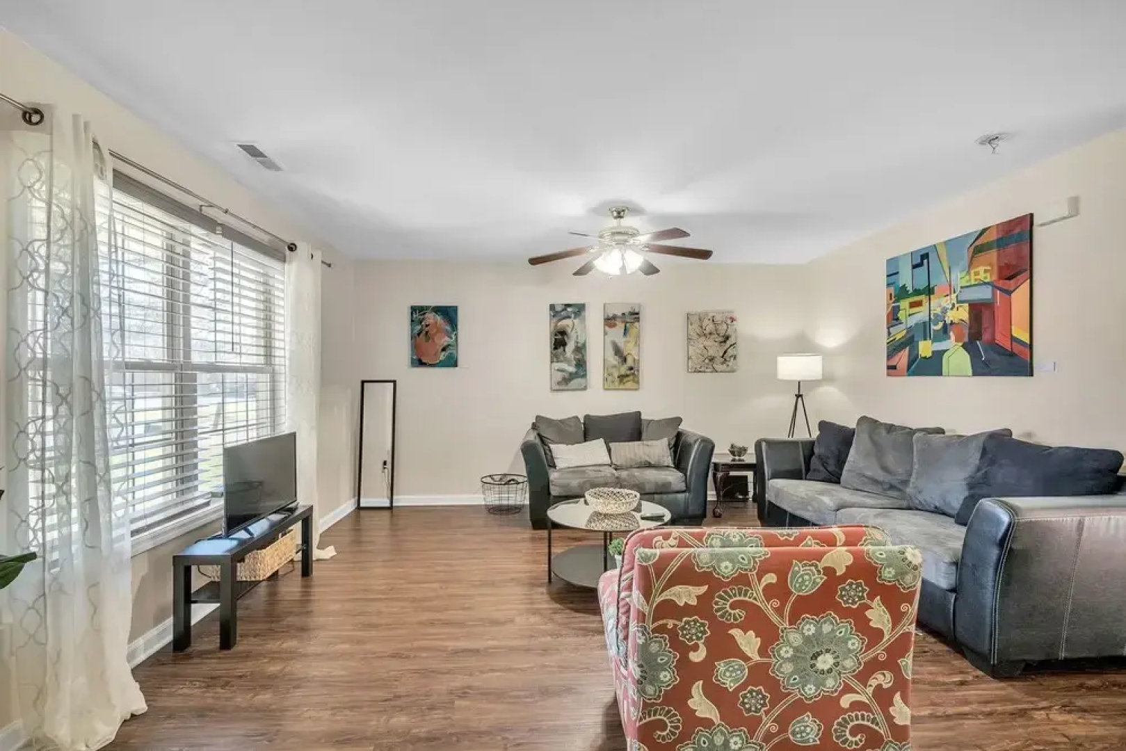 Have The Best Stay At Our Modern Art Gallery Home 3 Bedroom Home by Redawning