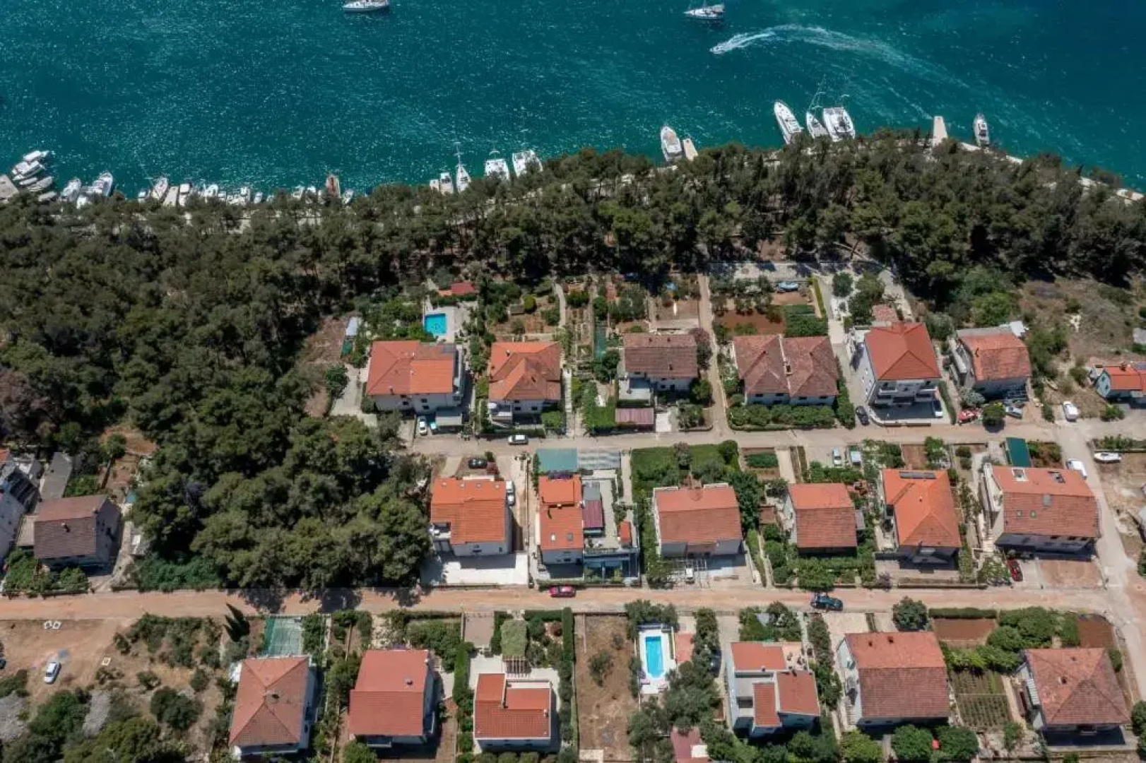 Compelx with detached house and spacious apartment