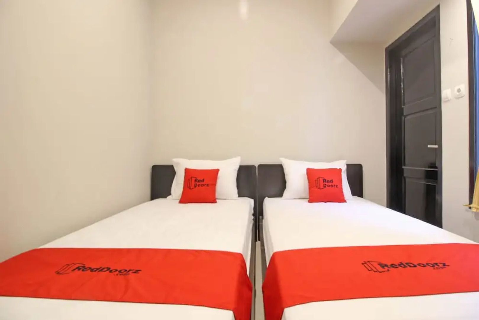 RedDoorz near De Tjolomadoe