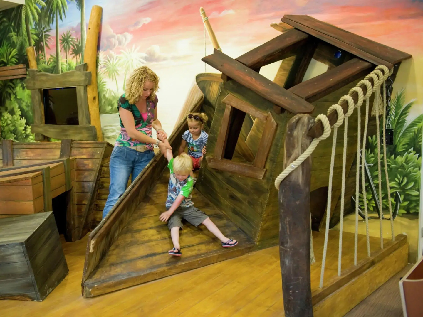 Restyled villa with infrared sauna, in a holiday park, 400 m from the sea