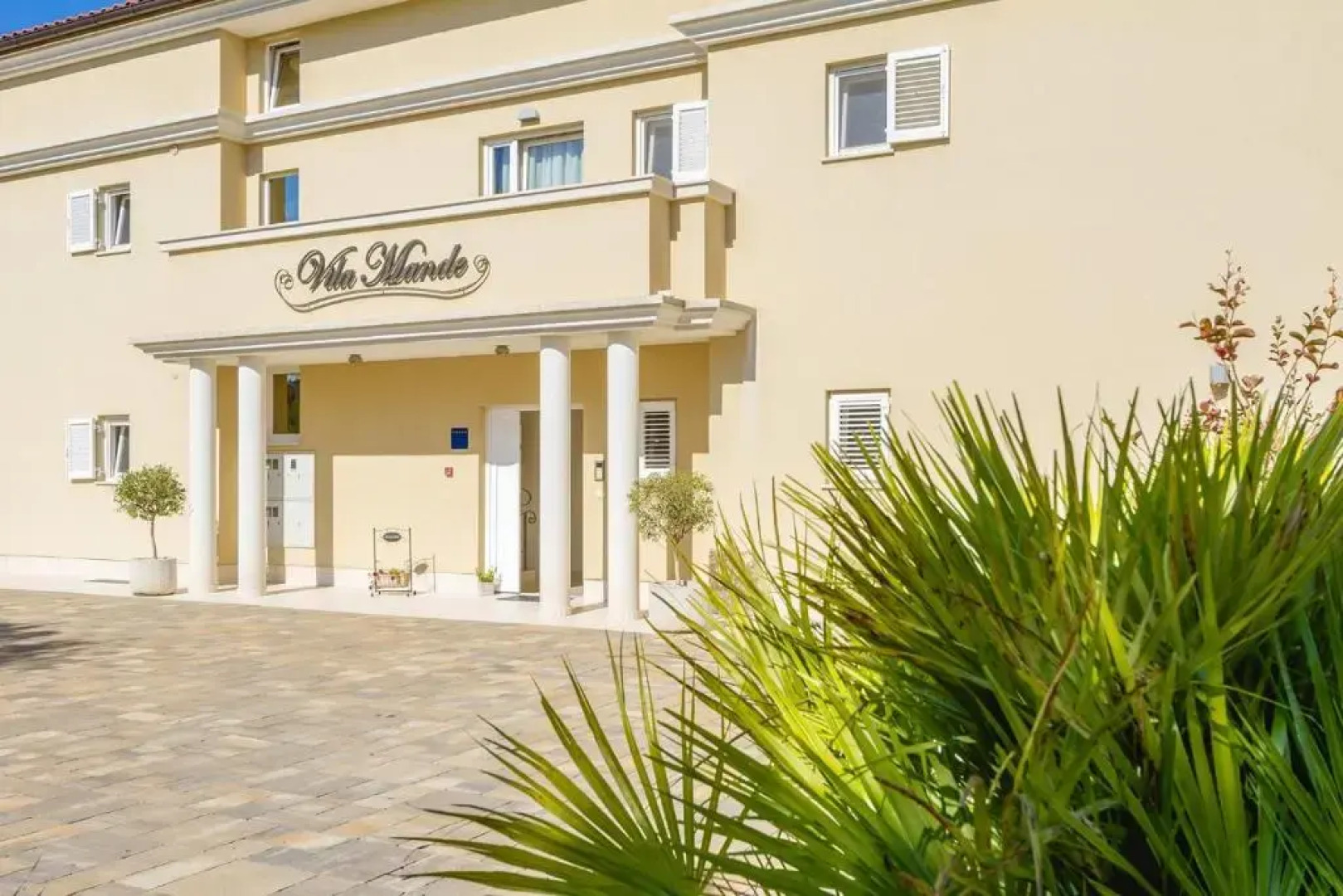 Luxury Apartments Villa Mande