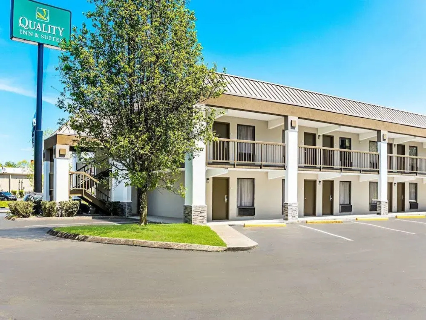 Farragut Inn & Suites