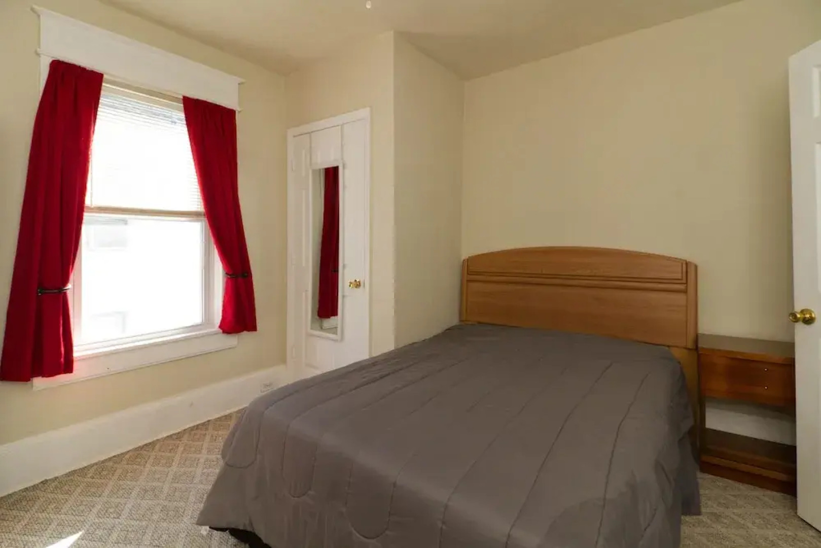 Fully Furnished 4-bedroom Located on a Quiet Block