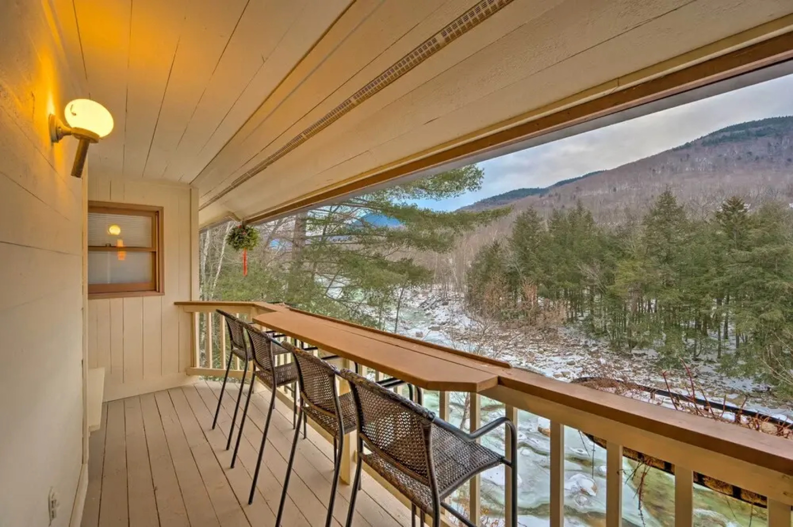 Riverfront Lincoln Condo: 1 Mi to Loon Mountain!