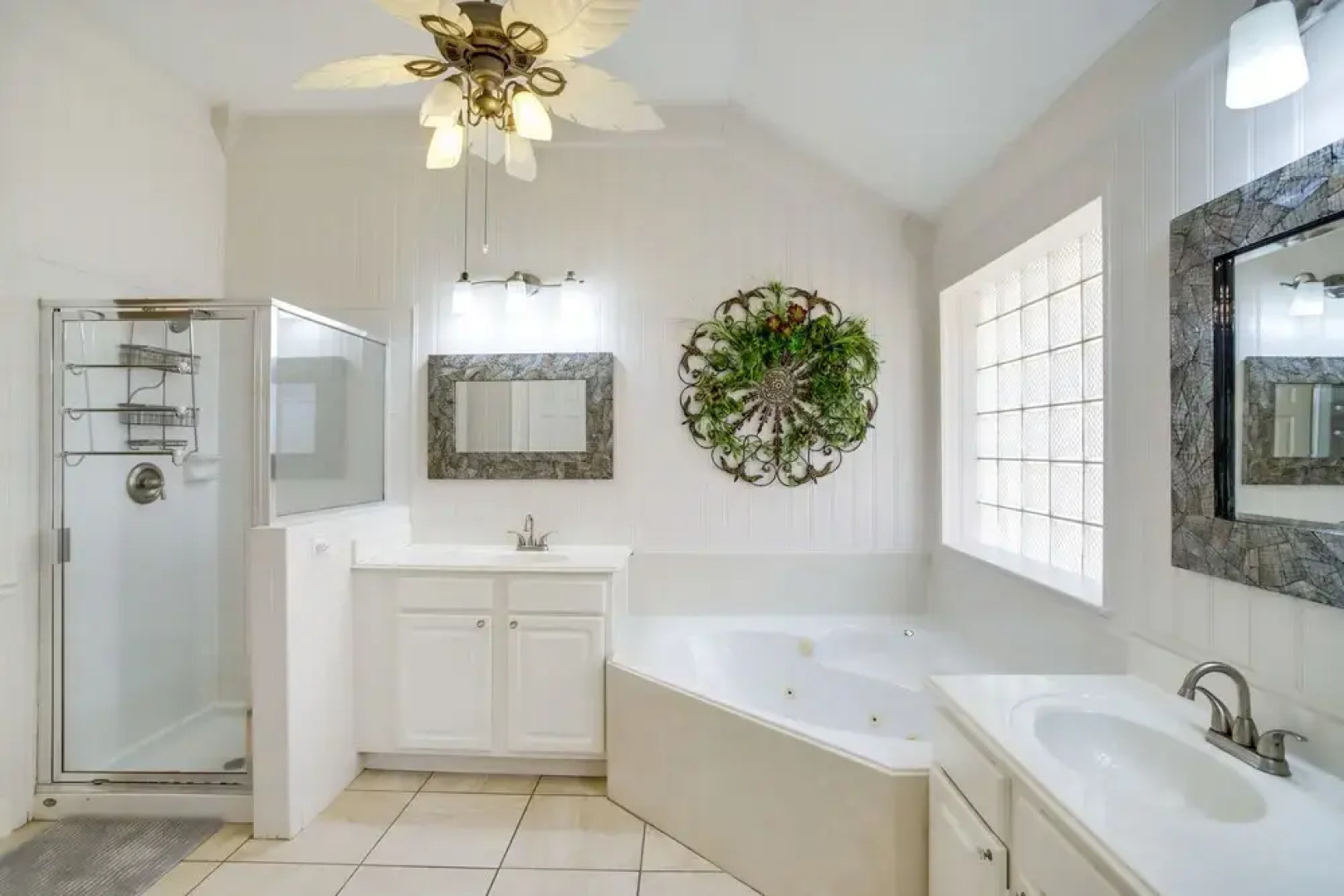 Pet-friendly Spring Home - 4 Mi to Six Flags!