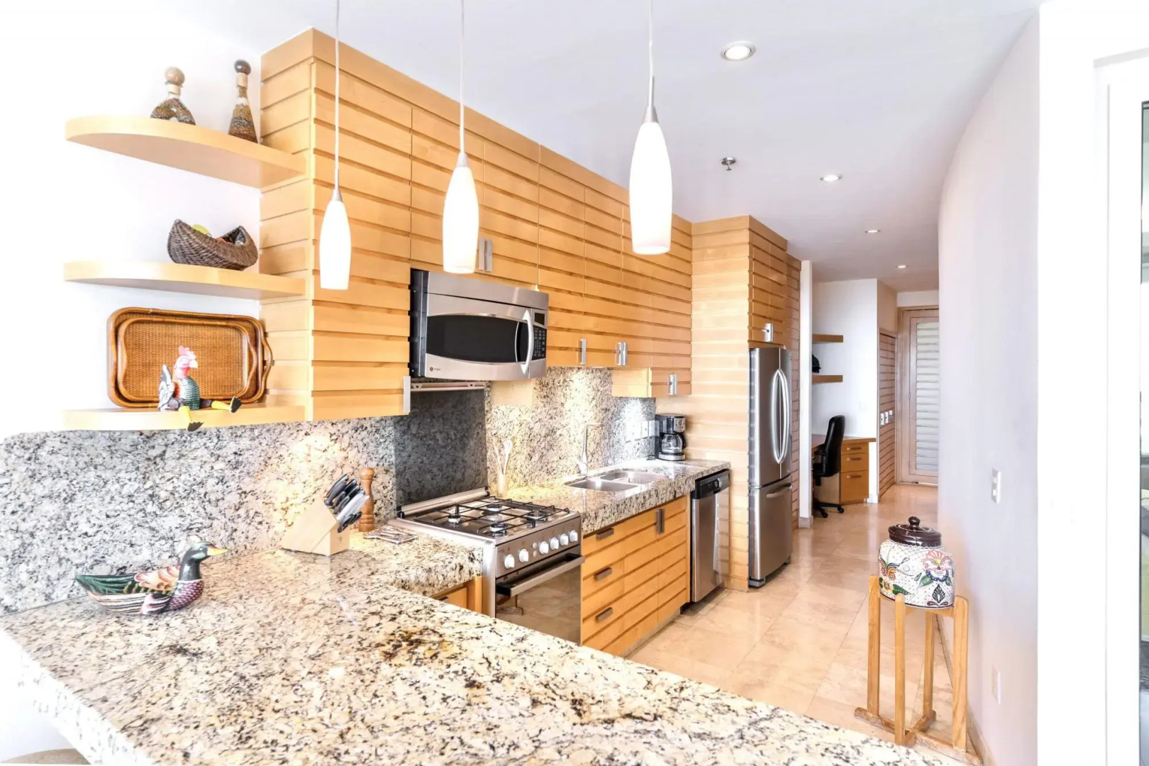 Luxury Private Resort 2-br 2-wr Condo w Breath Taking Lake Views